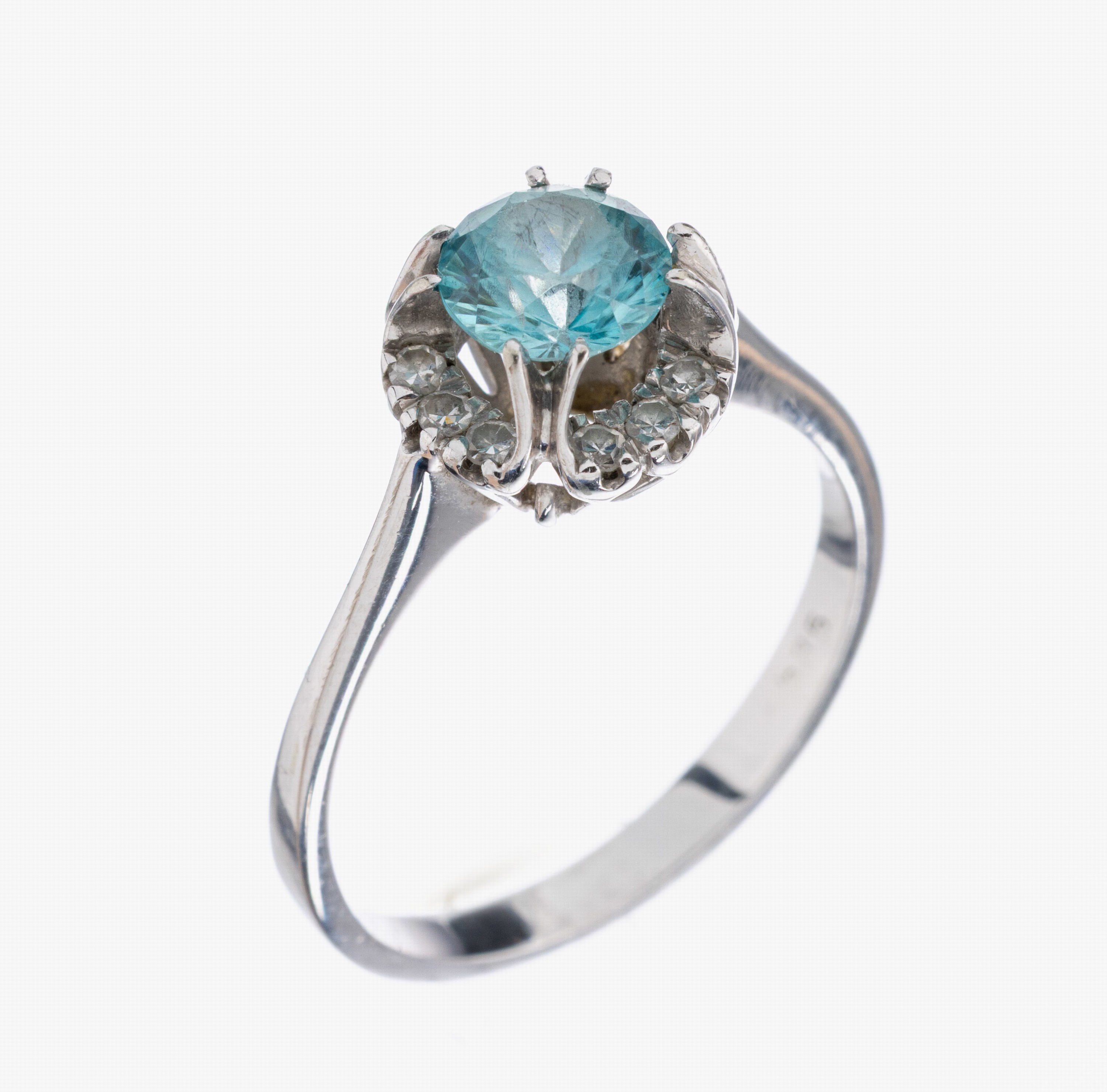 14 kt Gold Zirkon Diamant-Ring, WG 585/ 000, mittig rundfacett. Zirkon ca. 1.0 ct, umgeben von 12 8/8-Diamanten zus. ca. 0.12 ct Weiß/si, RW 57, ...