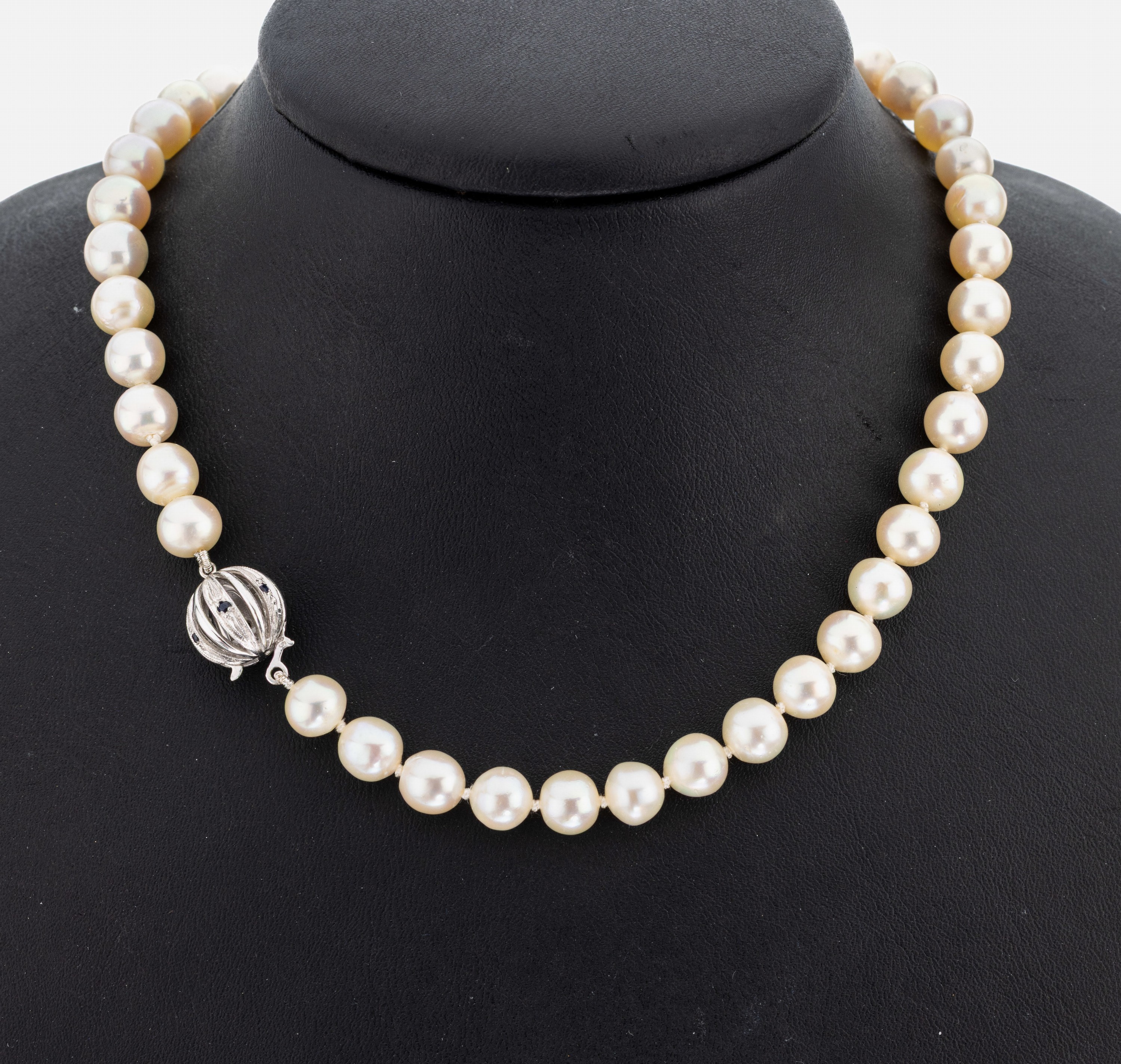 Zuchtperl-Collier mit 14 kt Gold Saphir- Schließe, WG 585/000, überlang, Akoyazuchtperlen, D. ca. 7.5 mm, leicht unrund, Kugelschließe mit kl. ...