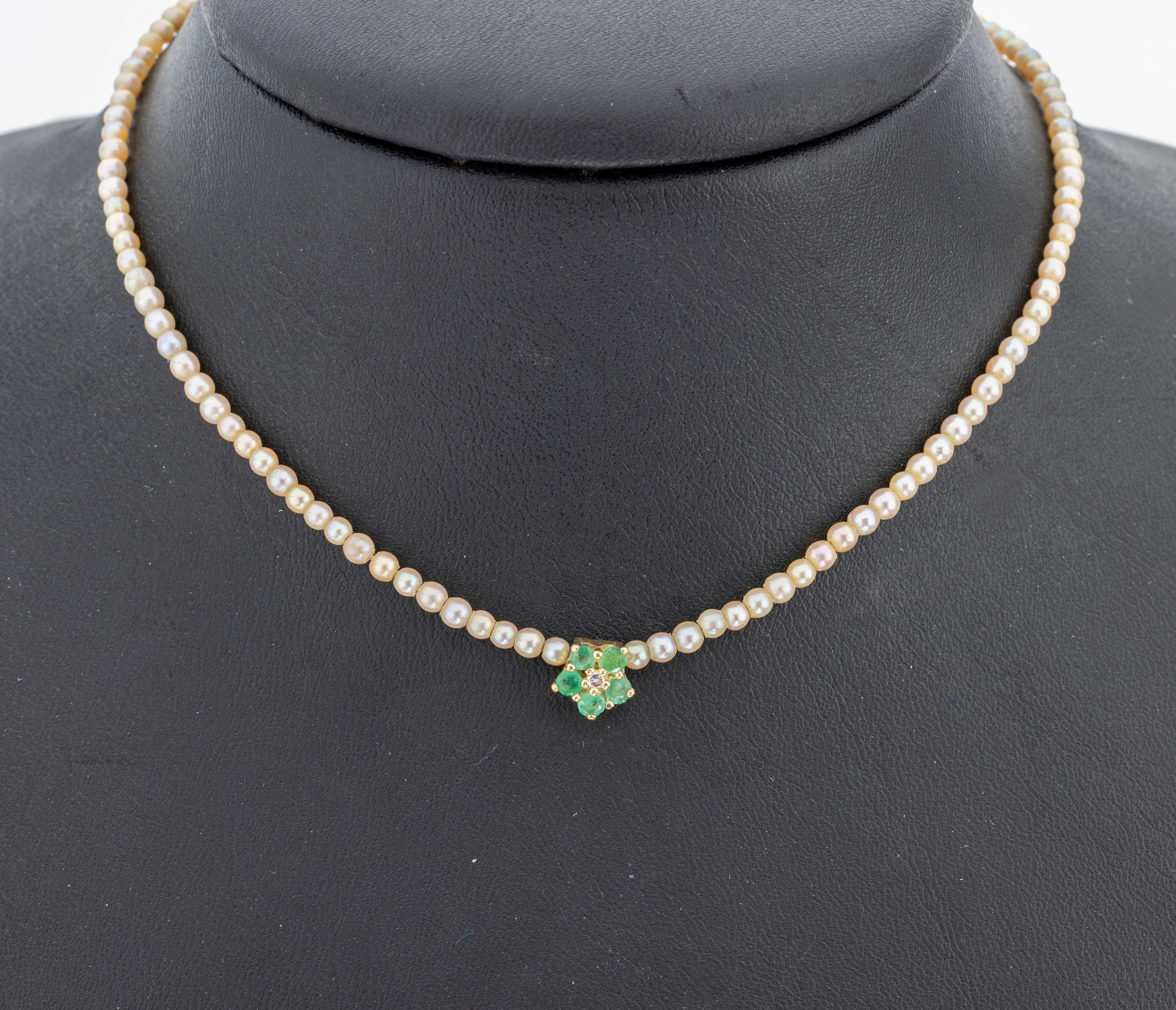 Zuchtperl-Collier mit 14 kt Gold Smaragd- Diamant-Mittelteil, GG 585/000 gepr., kl. Zuchtperlen, D. ca. 2.8 mm, einige Perlen ersetzt, 2 Stück ...
