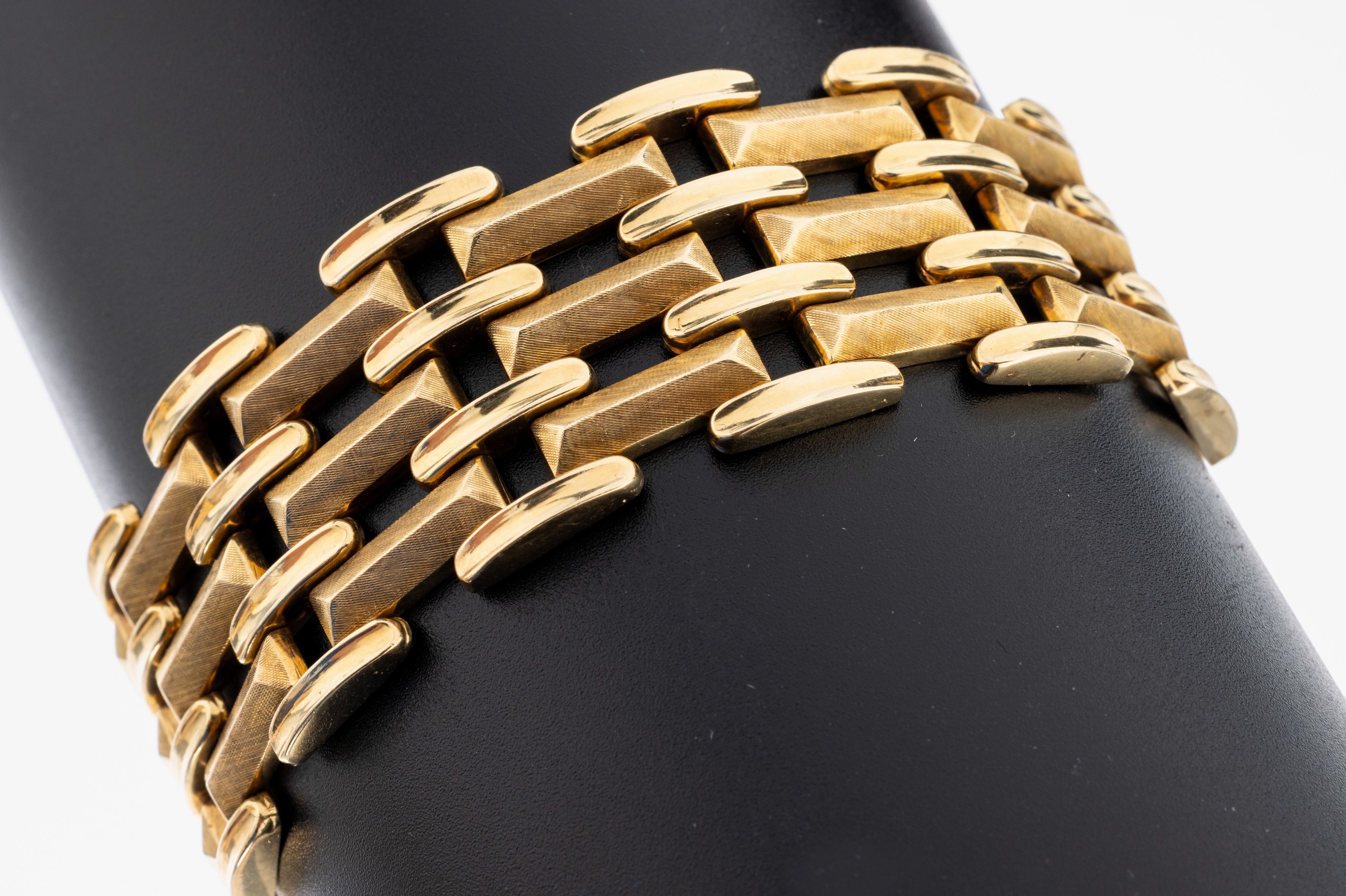 14 kt Gold Armband, GG 585/000, part. sat.,B. ca. 2.4 cm, L. ca. 19.5 cm, Kastenschloss mit 2 Sicherheitsachten, ca. 45.0 g