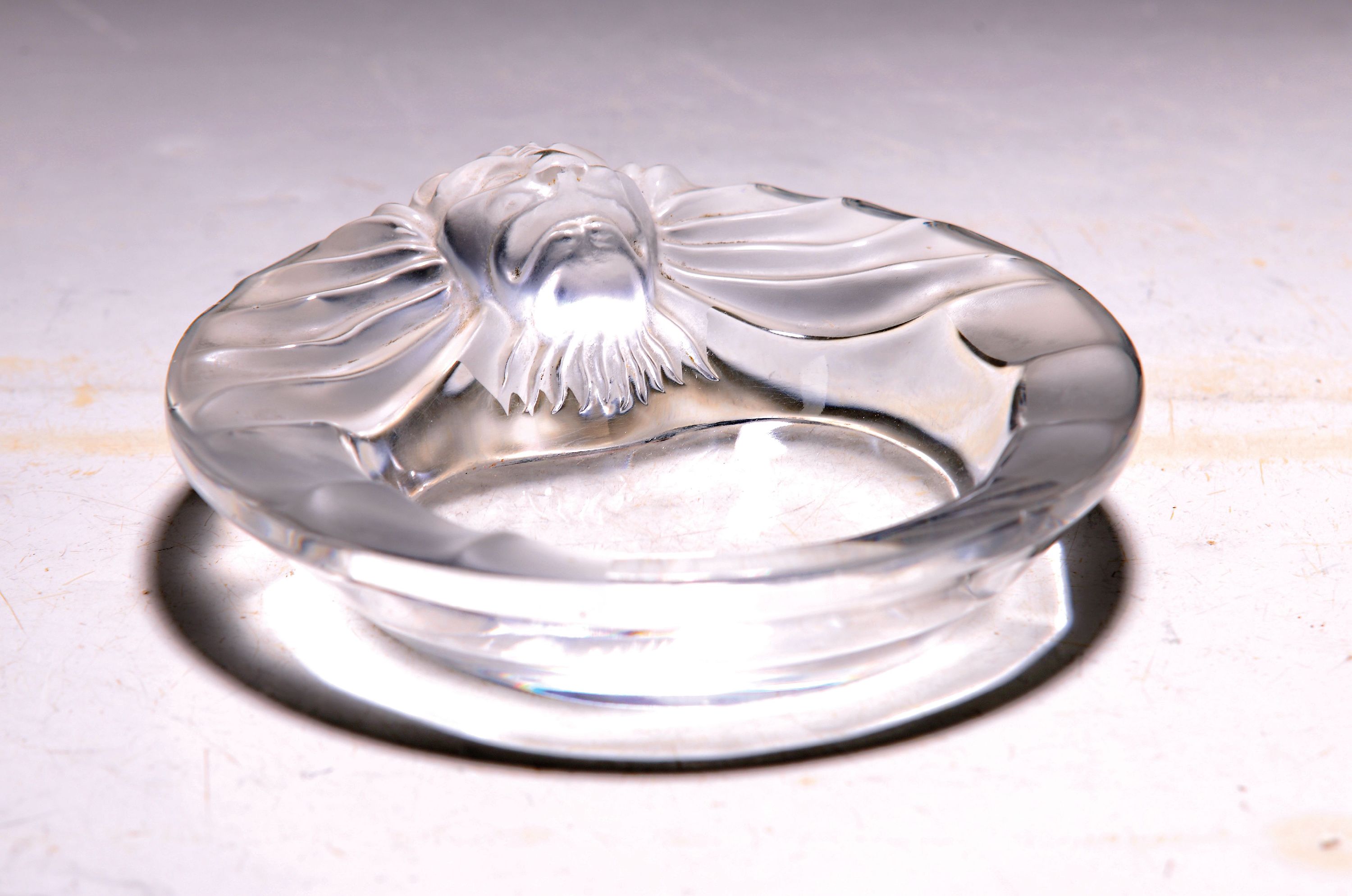 Image 26988989 - Aschenbecher mit Löwenkopf, Lalique, Frankreich, farbloses Pressglas, am Boden ...