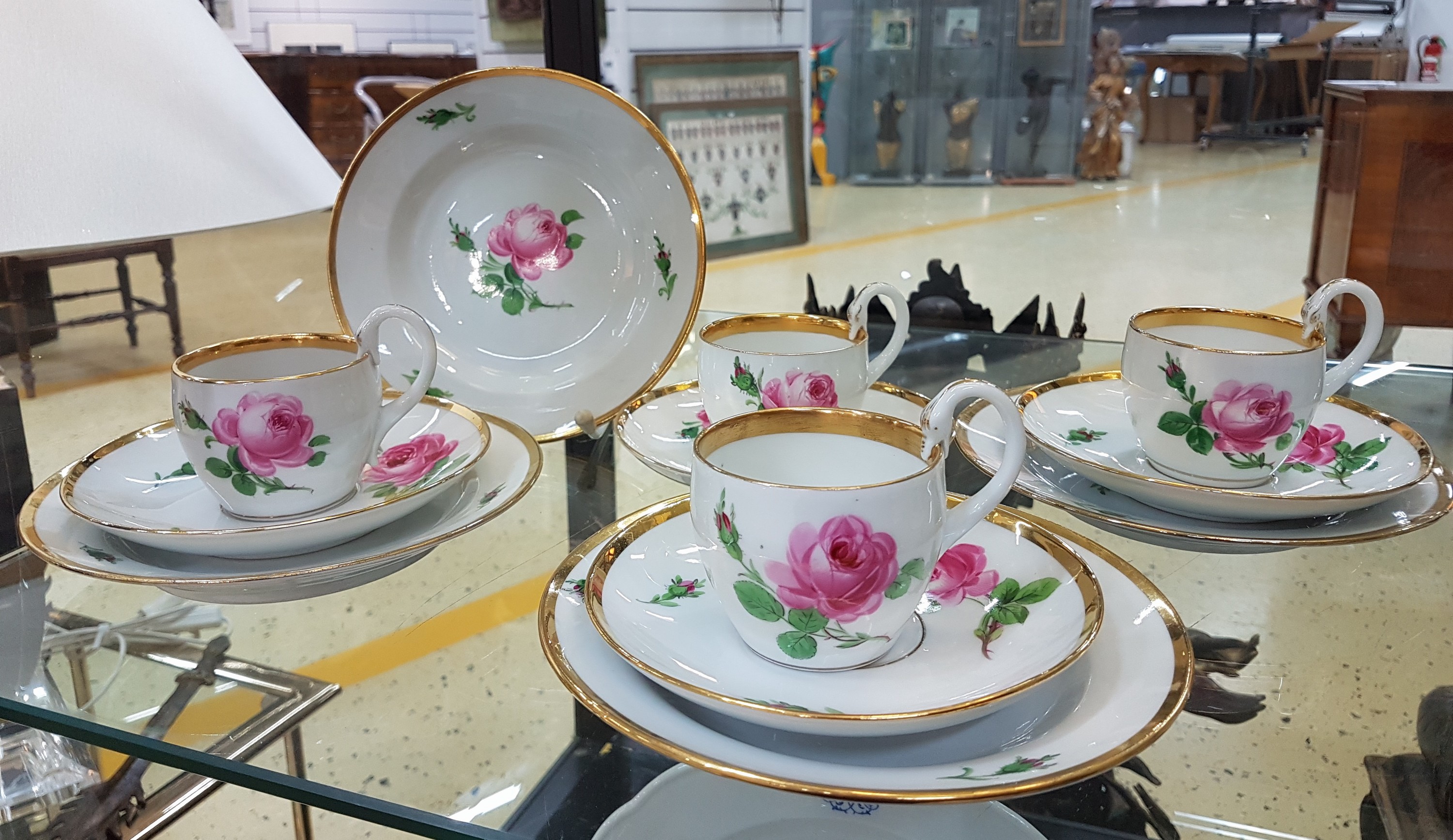Detail a: 4 Gedecke Meissener Rose mit Schwanenhenkel, Meissen, 1. Hälfte 20.Jh., Porzellan, breiter Goldrand, 4 Tassen mit UT, 4 Teller D.18 cm