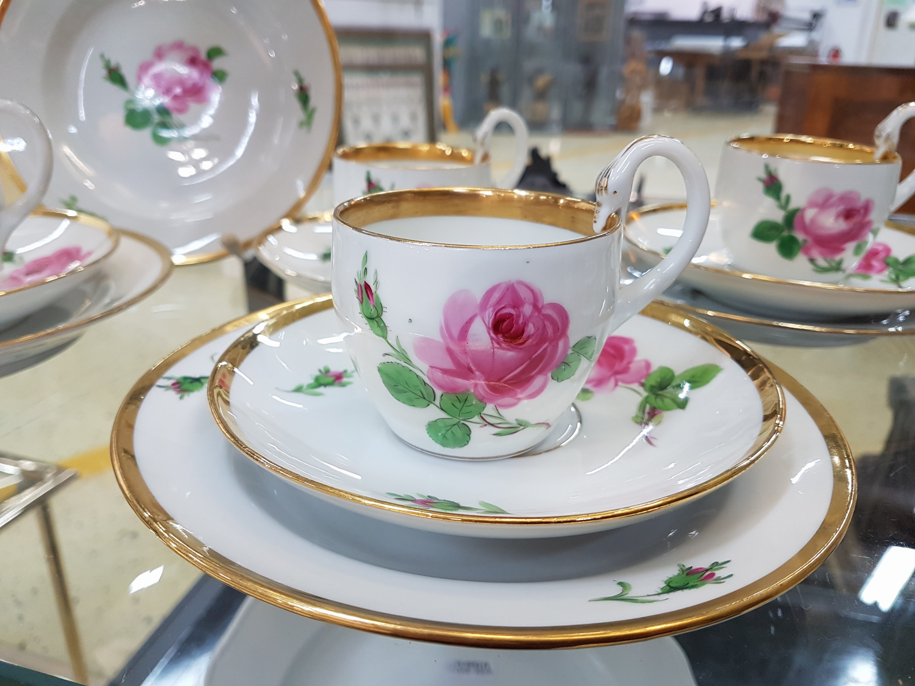 Detail b: 4 Gedecke Meissener Rose mit Schwanenhenkel, Meissen, 1. Hälfte 20.Jh., Porzellan, breiter Goldrand, 4 Tassen mit UT, 4 Teller D.18 cm