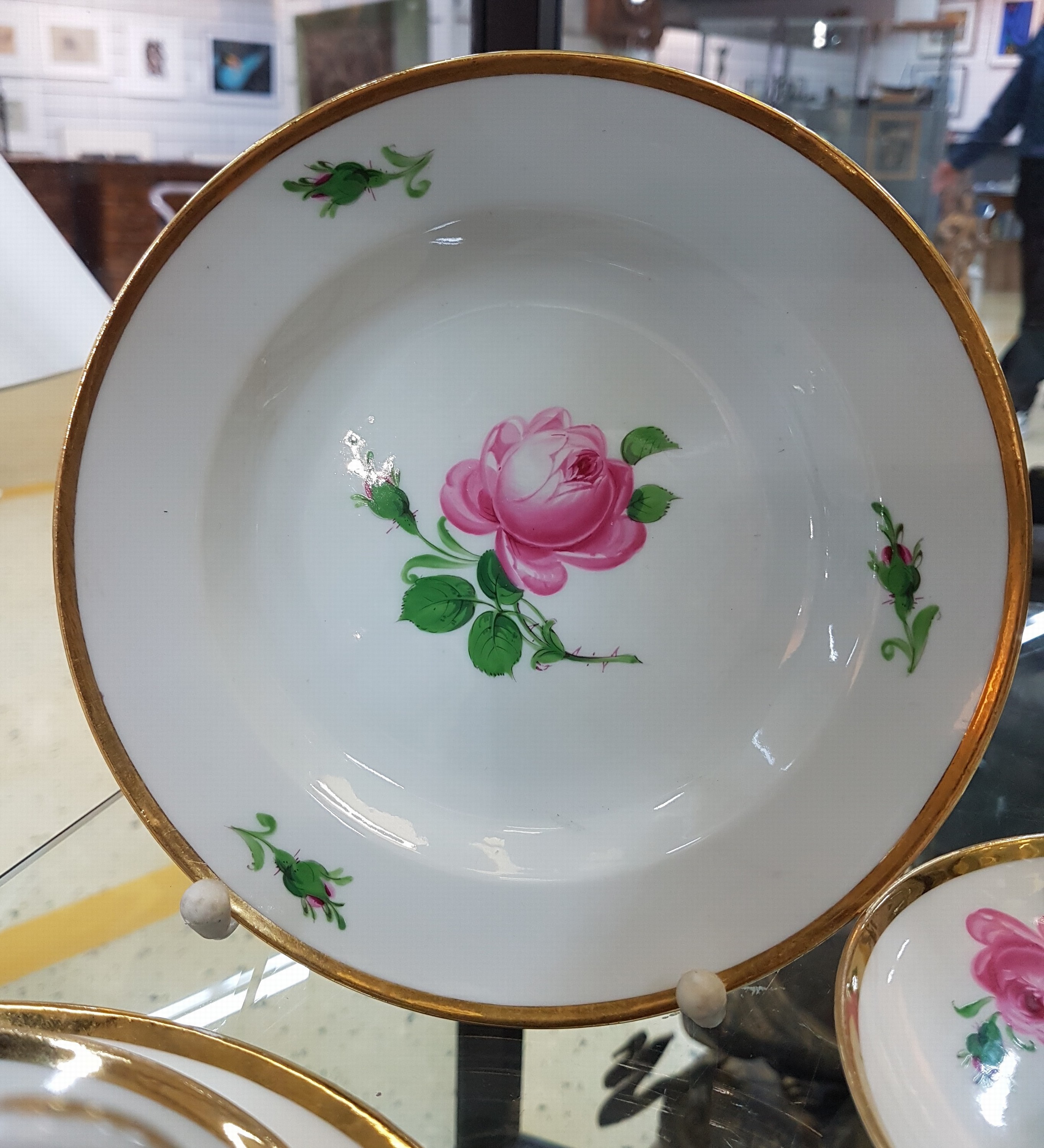 Detail c: 4 Gedecke Meissener Rose mit Schwanenhenkel, Meissen, 1. Hälfte 20.Jh., Porzellan, breiter Goldrand, 4 Tassen mit UT, 4 Teller D.18 cm