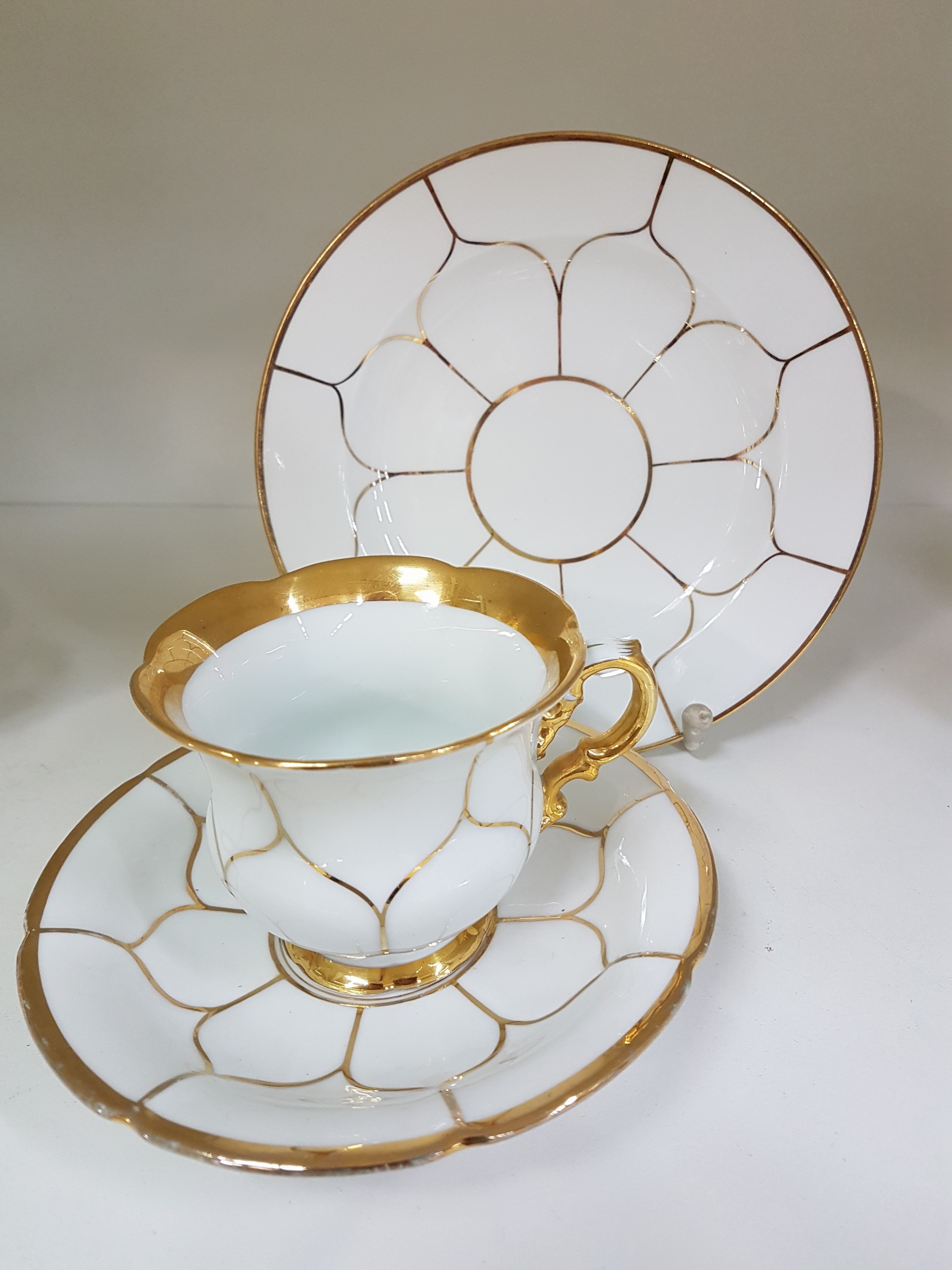 Detail a: Gedeck B-Form, Meissen, versch. Zeiten, 20.Jh., Porzellan, Goldstaffage, berieben, Tasse, UT, Teller D. 18,5 cm