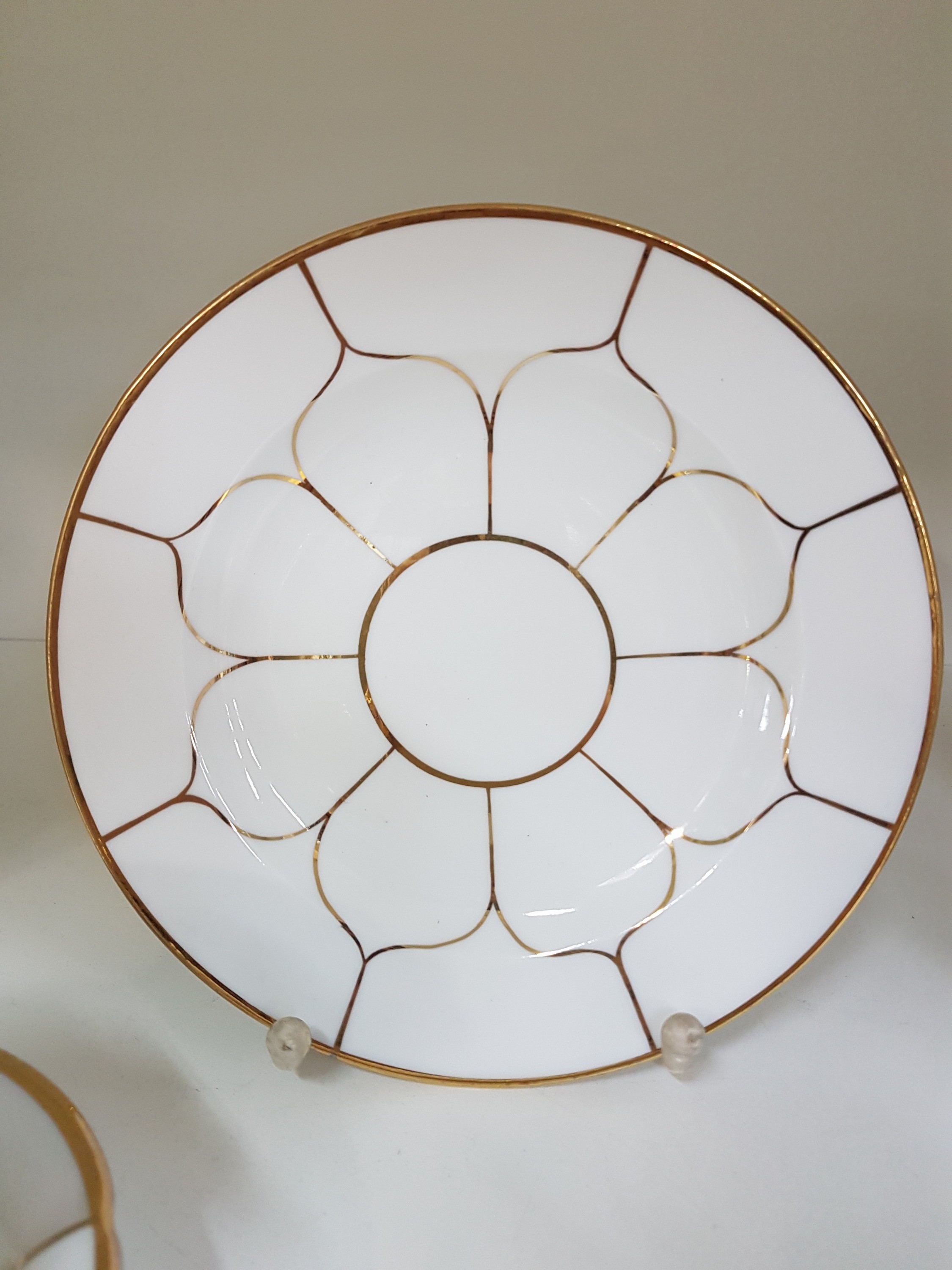 Detail b: Gedeck B-Form, Meissen, versch. Zeiten, 20.Jh., Porzellan, Goldstaffage, berieben, Tasse, UT, Teller D. 18,5 cm