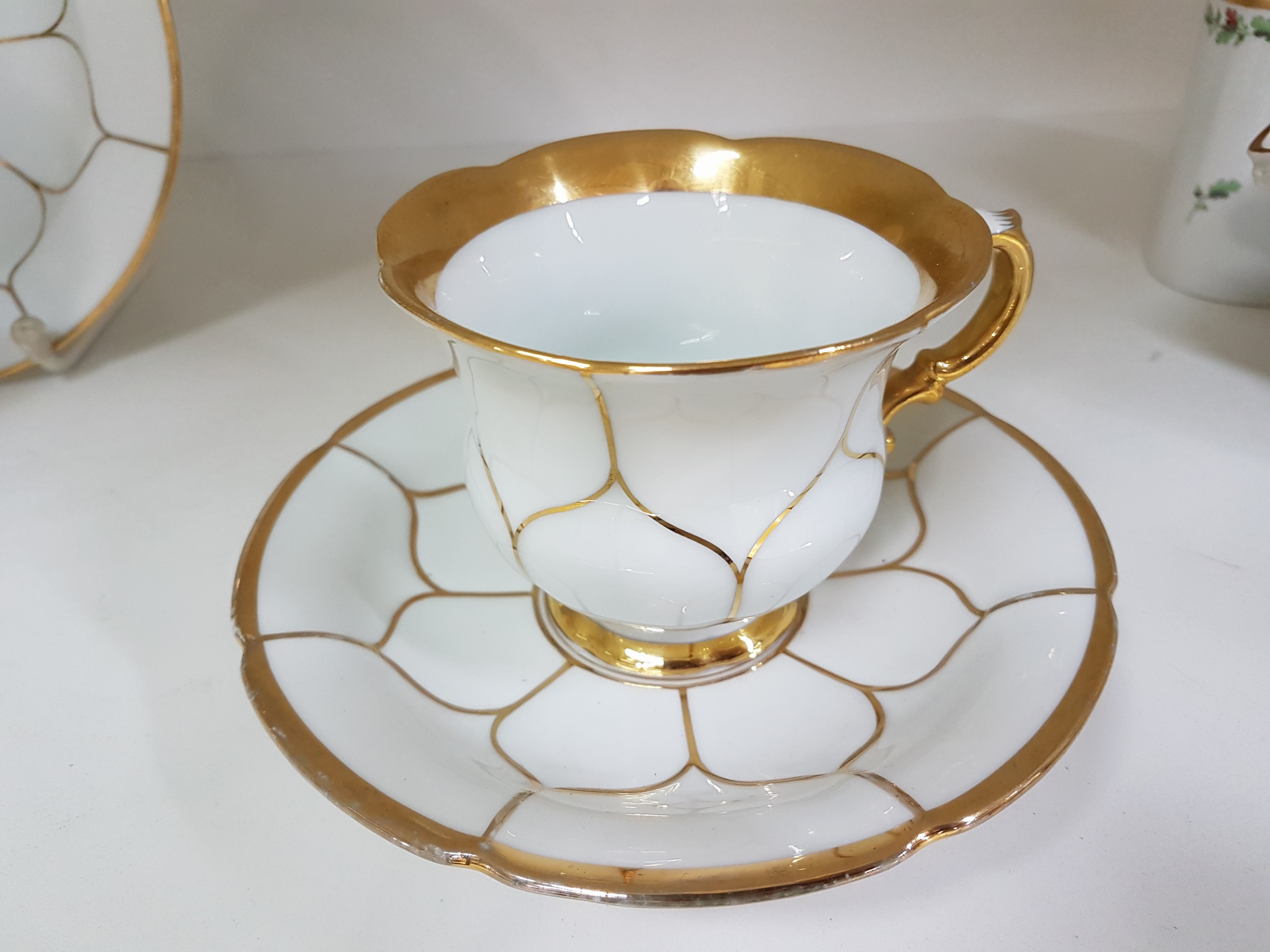 Detail c: Gedeck B-Form, Meissen, versch. Zeiten, 20.Jh., Porzellan, Goldstaffage, berieben, Tasse, UT, Teller D. 18,5 cm