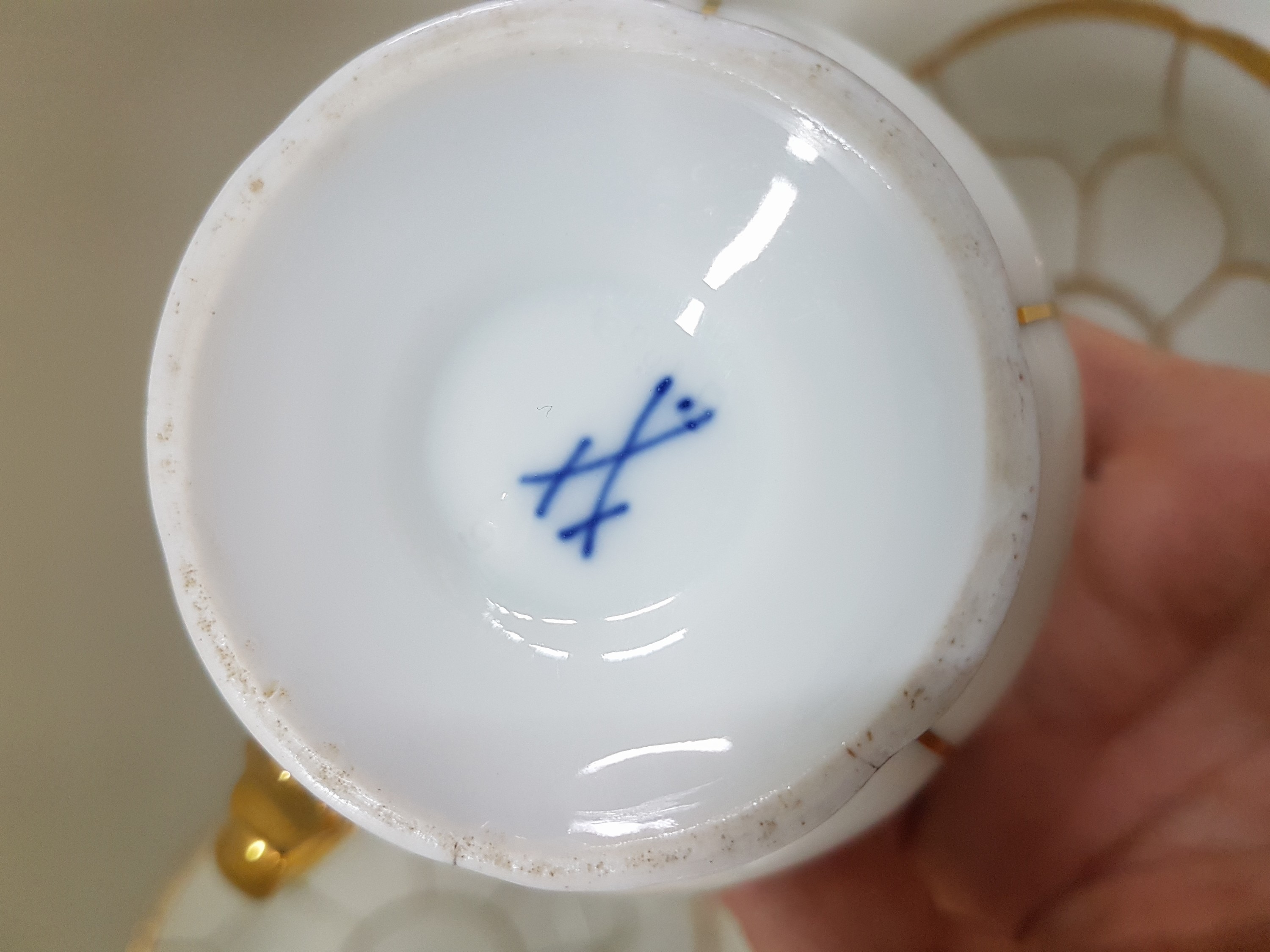 Detail d: Gedeck B-Form, Meissen, versch. Zeiten, 20.Jh., Porzellan, Goldstaffage, berieben, Tasse, UT, Teller D. 18,5 cm