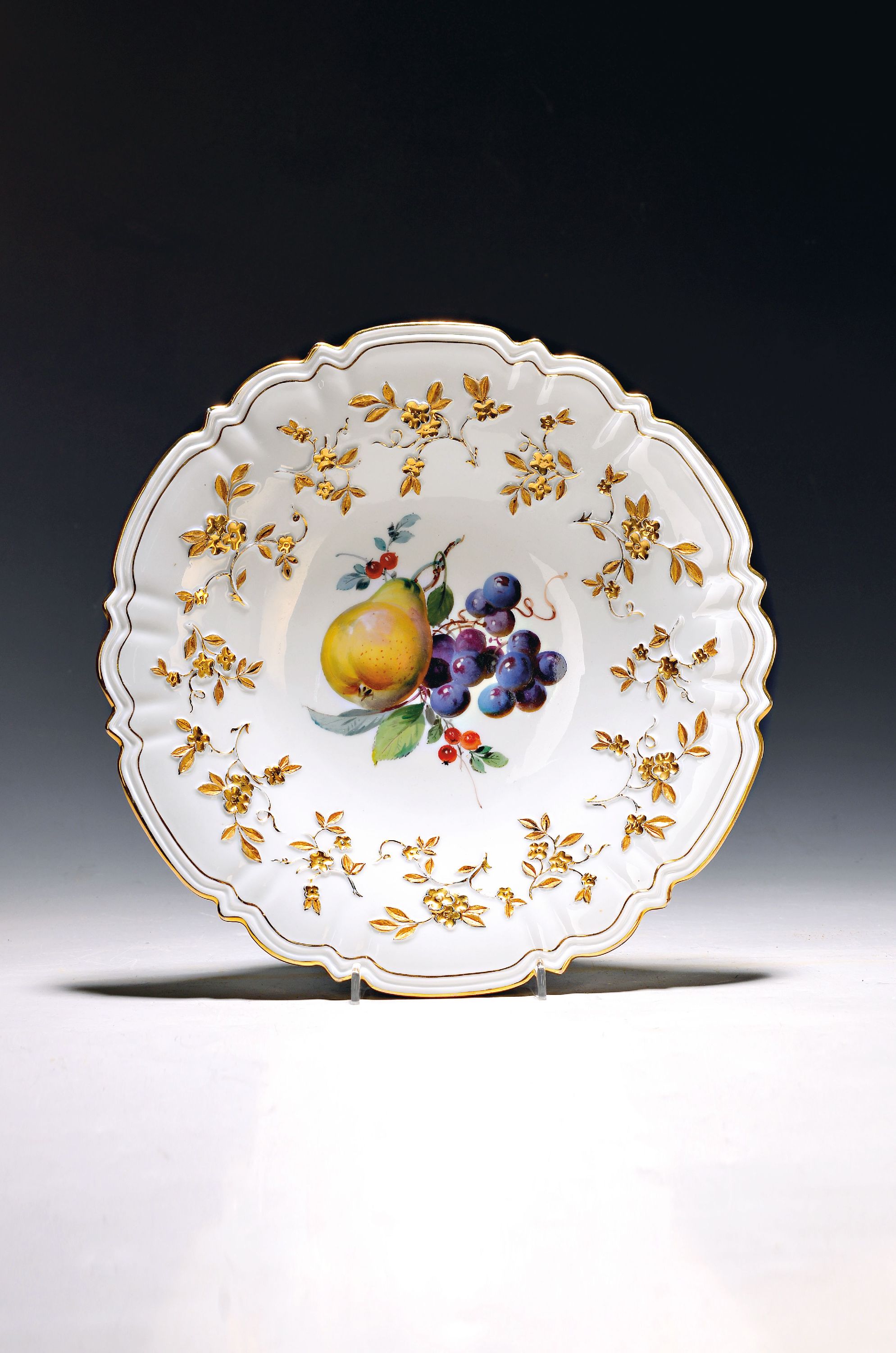 Image 26989008 - Prunkteller mit Obstmalerei, Meissen, Pfeifer -Zeit, Porzellan, Goldstaffage, ...