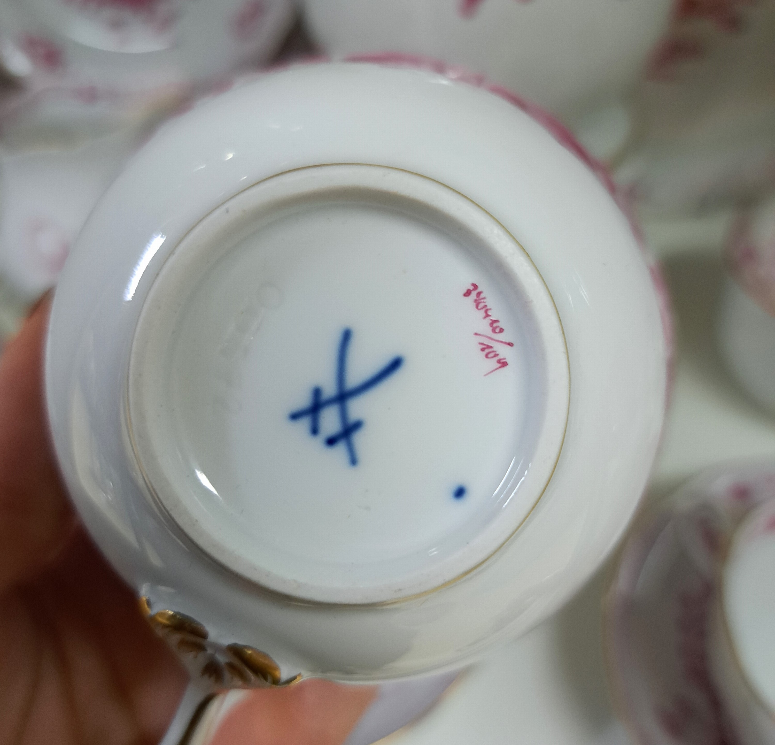 Detail e: Kaffeeservice, Meissen, 2. Hälfte 20. Jh., indische Malerei, Goldrand, für 6 Personen komplett, Kaffeekanne, Zuckerdose, Milchkanne, 6 Kaffeetassen ...