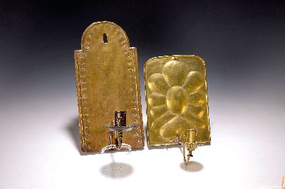 26989194a - Bettpfanne und zwei Blaker, 19. Jh., , Messing, Bettpfanne mit reich verziertem Deckel in ...