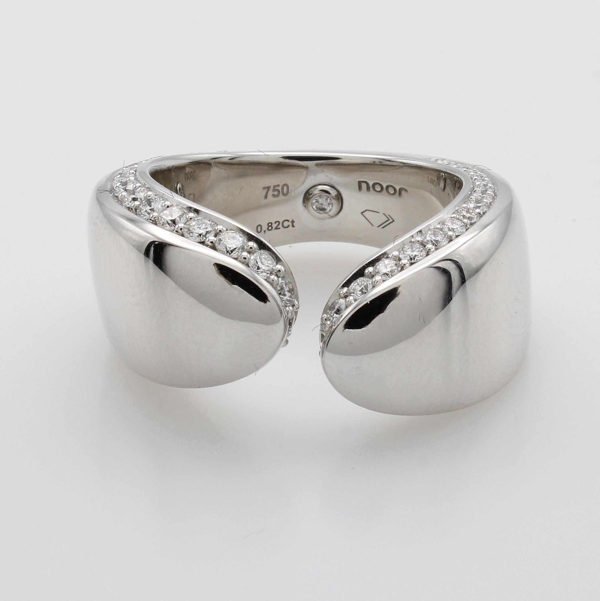 Image 26989252 - Ring mit Brillanten, WG 750/000, 65 Brill. zus. ca. 0.82 ct feines Weiß/vs, seitl. in ...