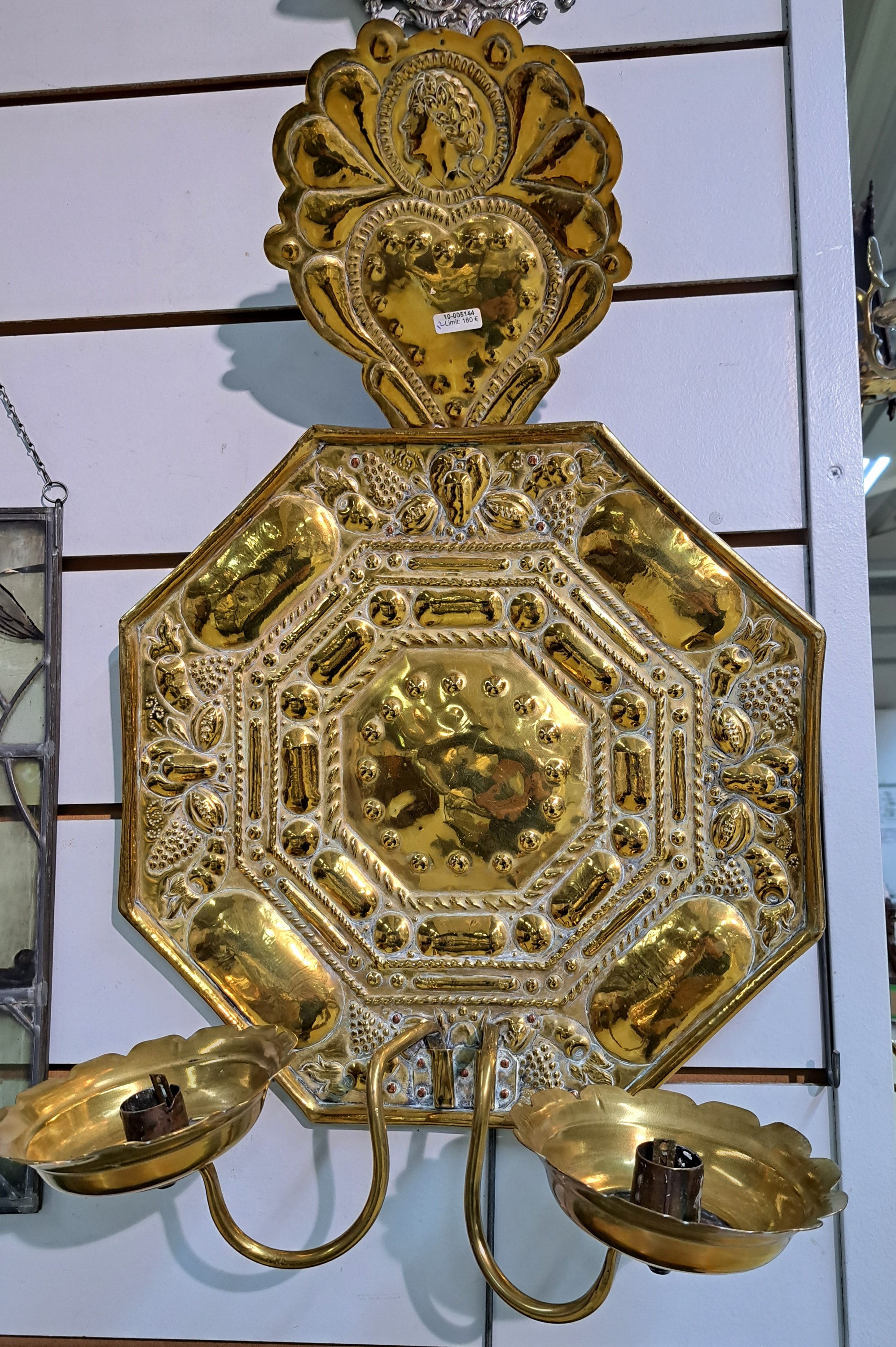 Detail a: Zwei Blaker, um 1900, 1. Metall versilbert, klassizistischer Stil, H. ca. 42 cm; 2. Messing, zwei Brennstellen, mit Früchtedekor, ca. 56 x 38 cm