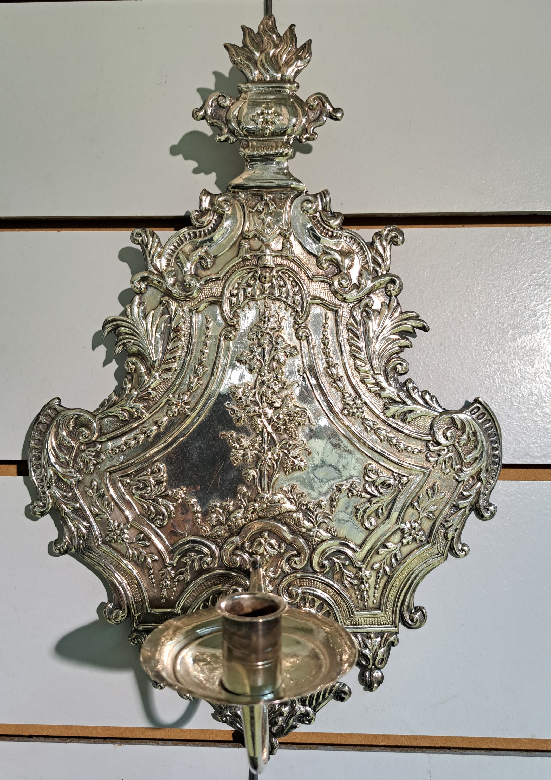 Detail b: Zwei Blaker, um 1900, 1. Metall versilbert, klassizistischer Stil, H. ca. 42 cm; 2. Messing, zwei Brennstellen, mit Früchtedekor, ca. 56 x 38 cm