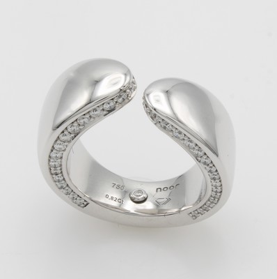 26989252a - Ring mit Brillanten, WG 750/000, 65 Brill. zus. ca. 0.82 ct feines Weiß/vs, seitl. in ...