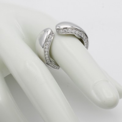 26989252b - Ring mit Brillanten, WG 750/000, 65 Brill. zus. ca. 0.82 ct feines Weiß/vs, seitl. in ...