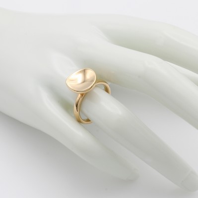 26989323b - Ring, RG 750/00, Ringkopf in Tropfenform, RW ca. 53 Schätzpreis: 2240, - EUR