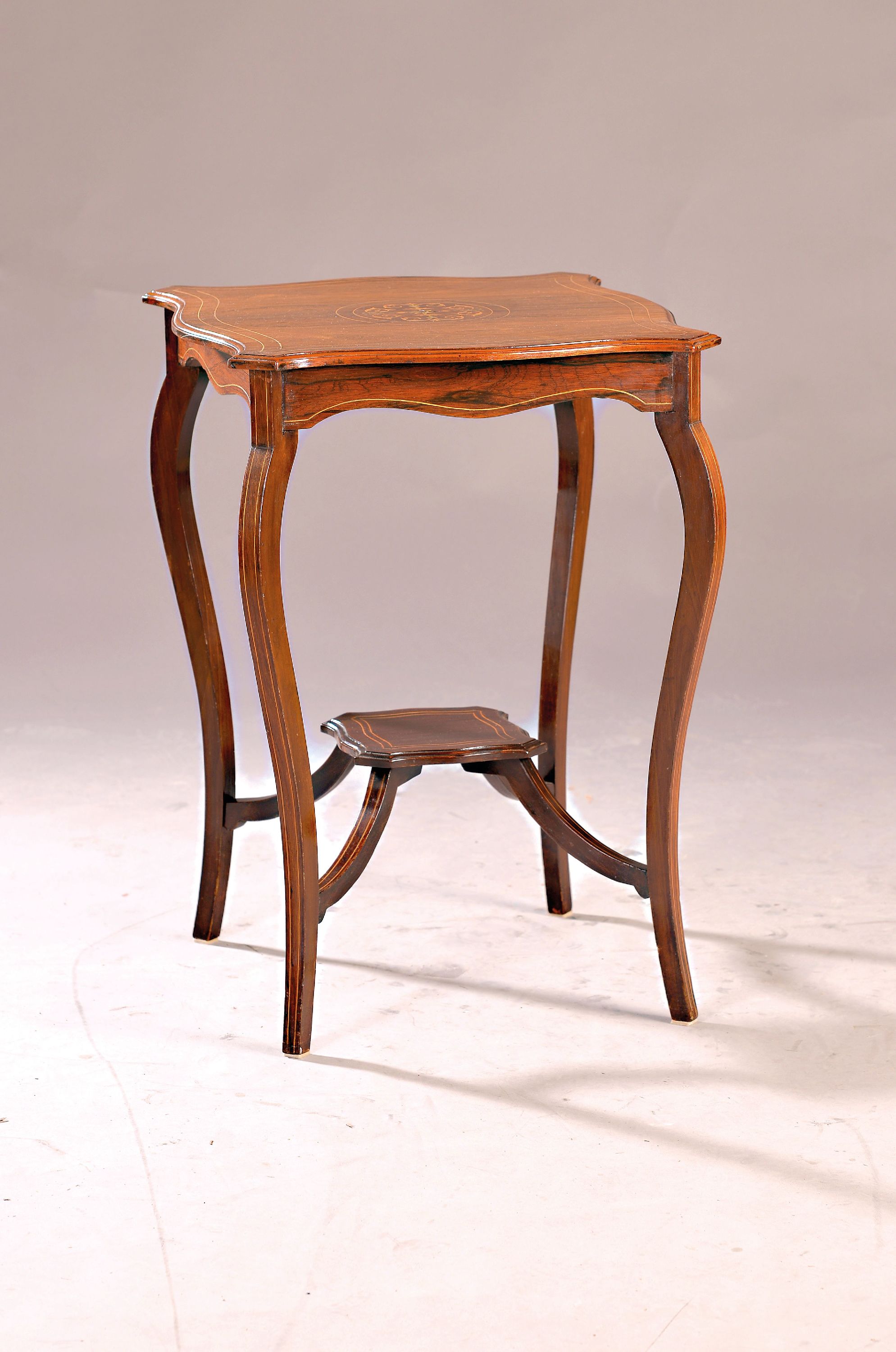 Kleiner Beistelltisch, England, um 1900, Mahagoni massiv, Intarsien aus Edelhölzer, leicht geschweifte Beine, H. 70 cm, B. 50 cm, T. 48cm, EZ 2