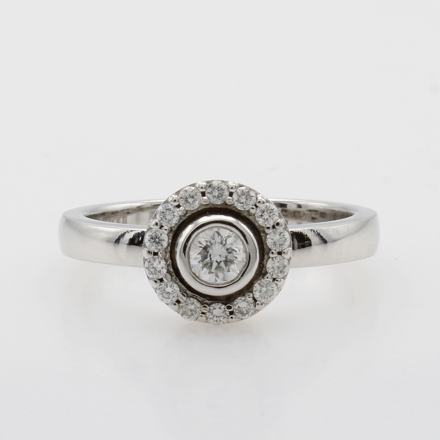 Image 26989684 - Ring mit Brillanten, WG 750/000, Solitär u. Besatzbrill. zus. ca. 0.40 ct Weiß/si, ...