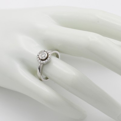 26989684b - Ring mit Brillanten, WG 750/000, Solitär u. Besatzbrill. zus. ca. 0.40 ct Weiß/si, ...