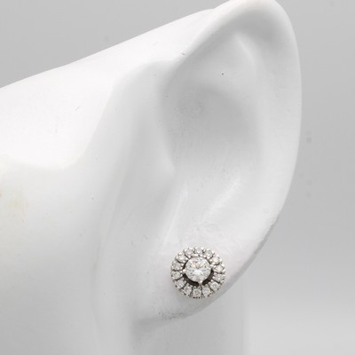 26989763a - Paar Ohrstecker mit Brillanten, WG 750/000, Solitäre u. Besatzbrill. zus. ca. 0.78 ct ...