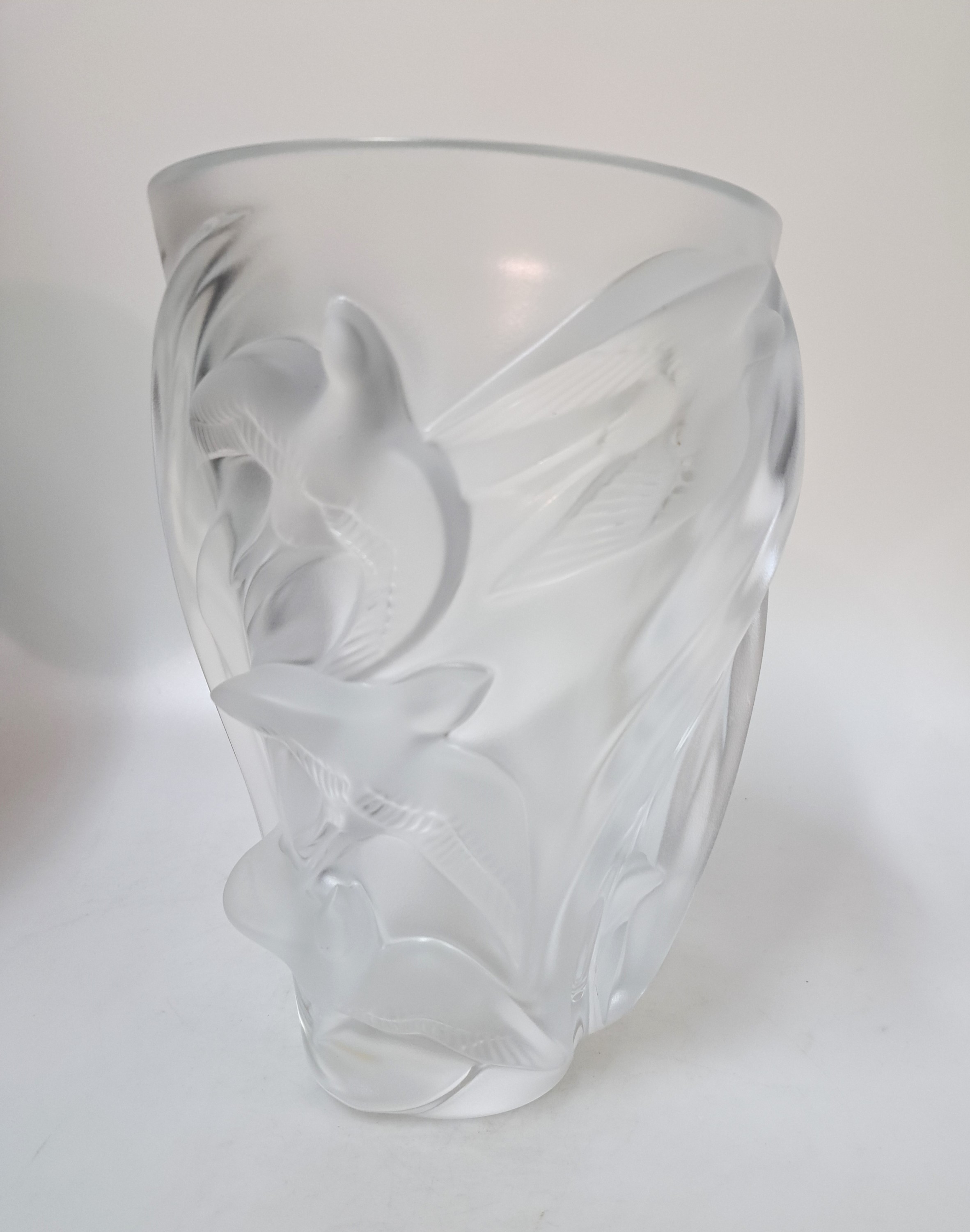 Detail a: Vase "Martinets", Lalique, Frankreich, farbloses Glas, partiell satiniert, Dekor mit Schwalben, am Boden signiert, H. 25 cm, ...