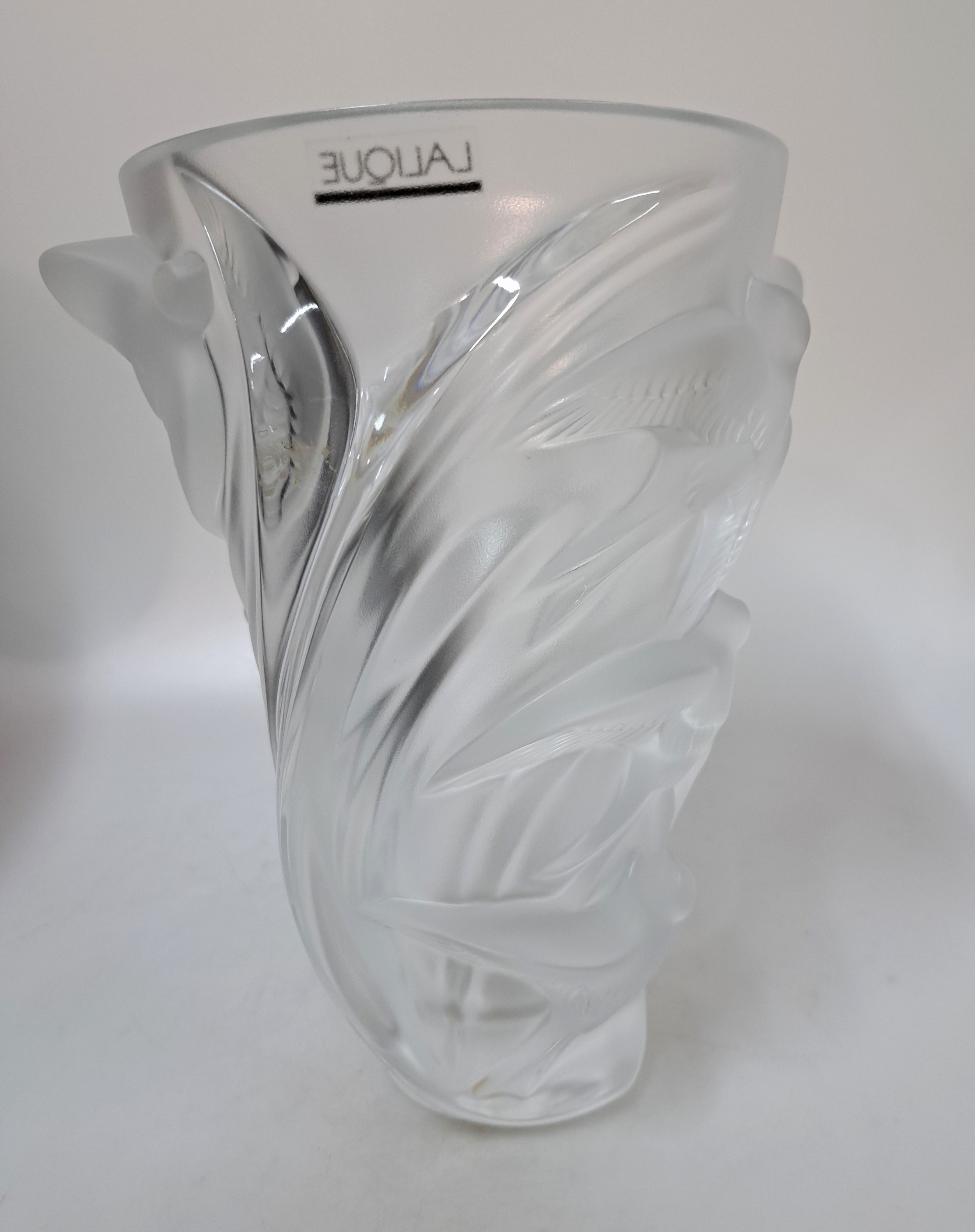 Detail b: Vase "Martinets", Lalique, Frankreich, farbloses Glas, partiell satiniert, Dekor mit Schwalben, am Boden signiert, H. 25 cm, ...