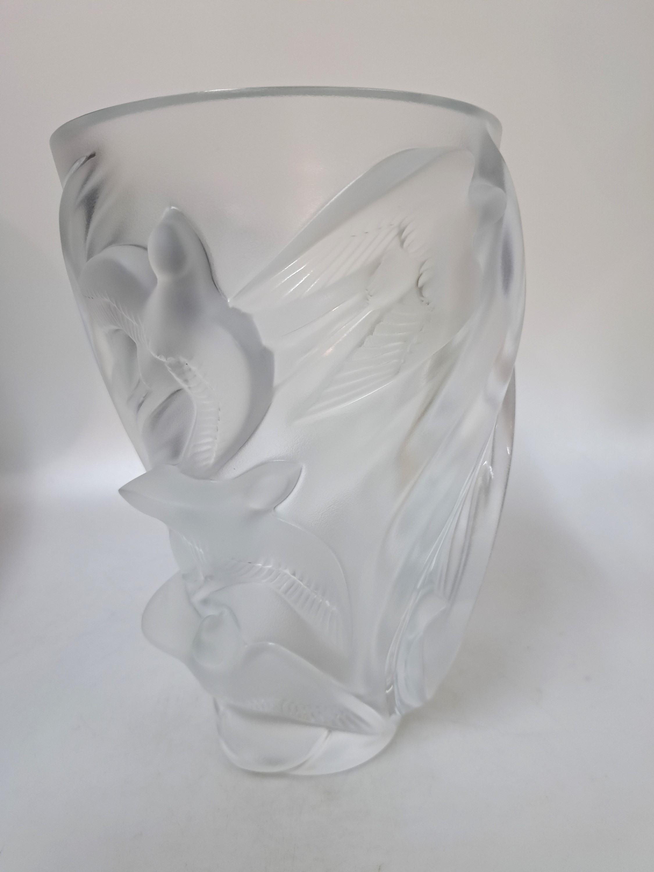 Detail c: Vase "Martinets", Lalique, Frankreich, farbloses Glas, partiell satiniert, Dekor mit Schwalben, am Boden signiert, H. 25 cm, ...
