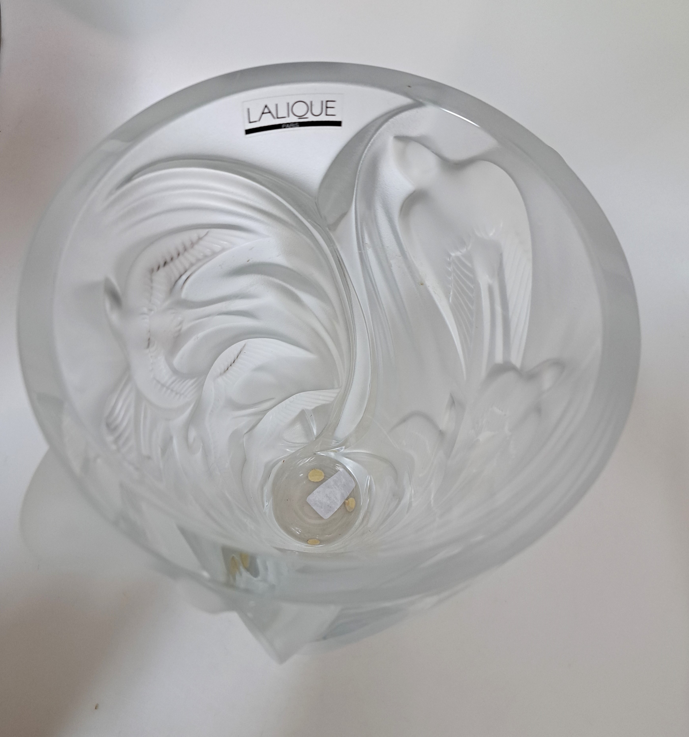 Detail d: Vase "Martinets", Lalique, Frankreich, farbloses Glas, partiell satiniert, Dekor mit Schwalben, am Boden signiert, H. 25 cm, ...