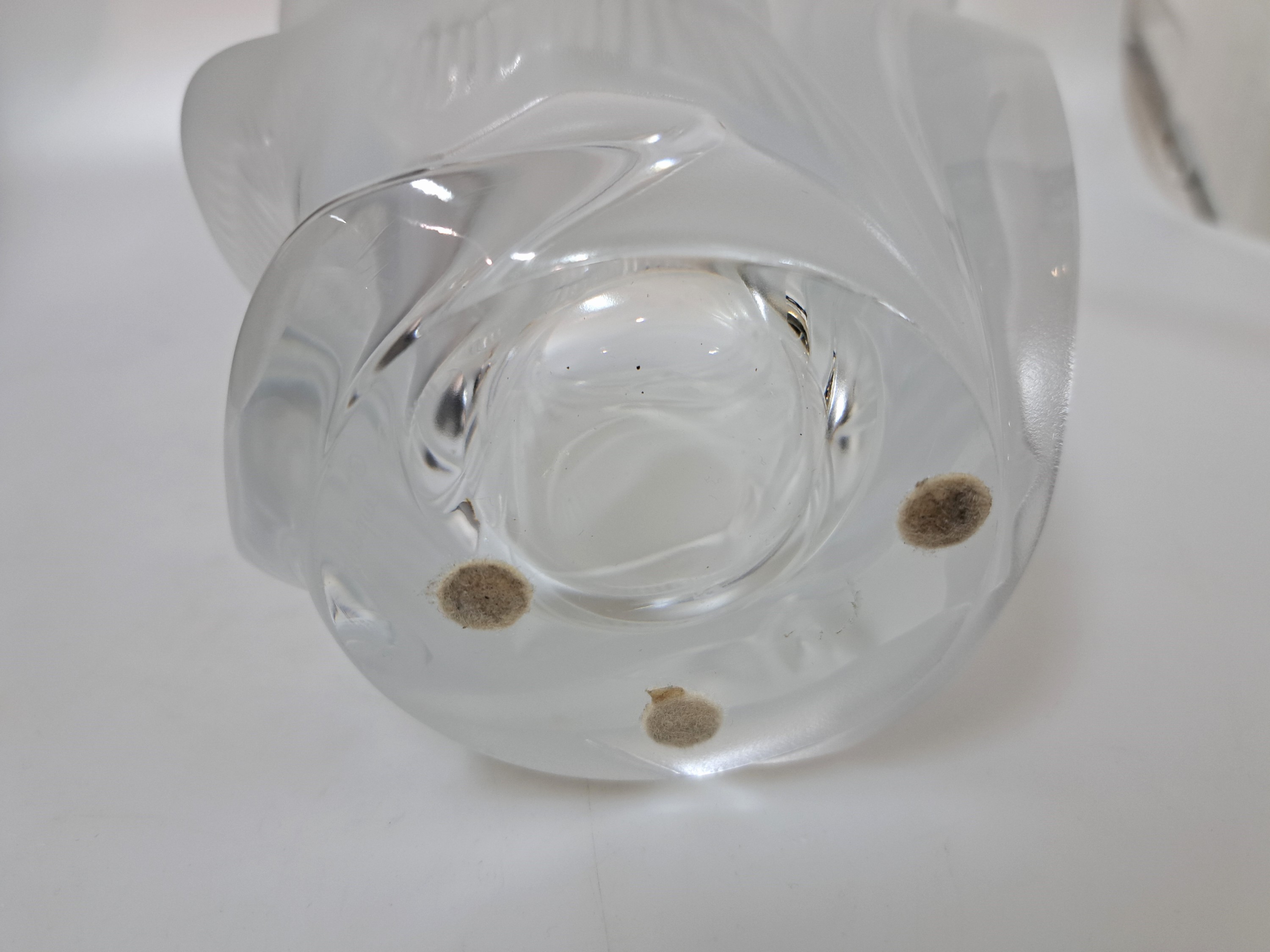 Detail e: Vase "Martinets", Lalique, Frankreich, farbloses Glas, partiell satiniert, Dekor mit Schwalben, am Boden signiert, H. 25 cm, ...