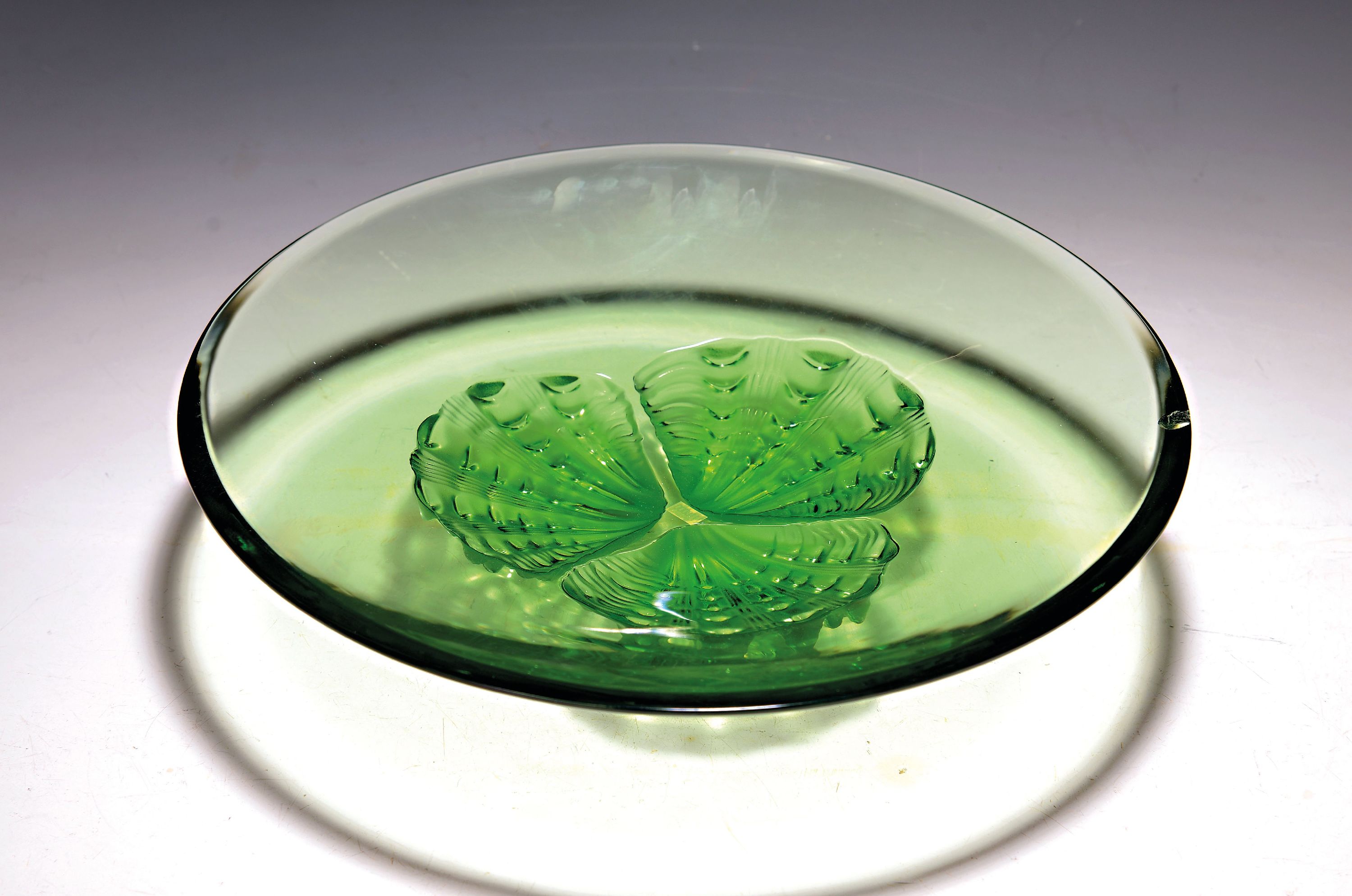 Image 26989913 - Glasschale, Lalique, am Rand beschädigt, dickwandiges grünes Glas, Standfuß aus Drei ...