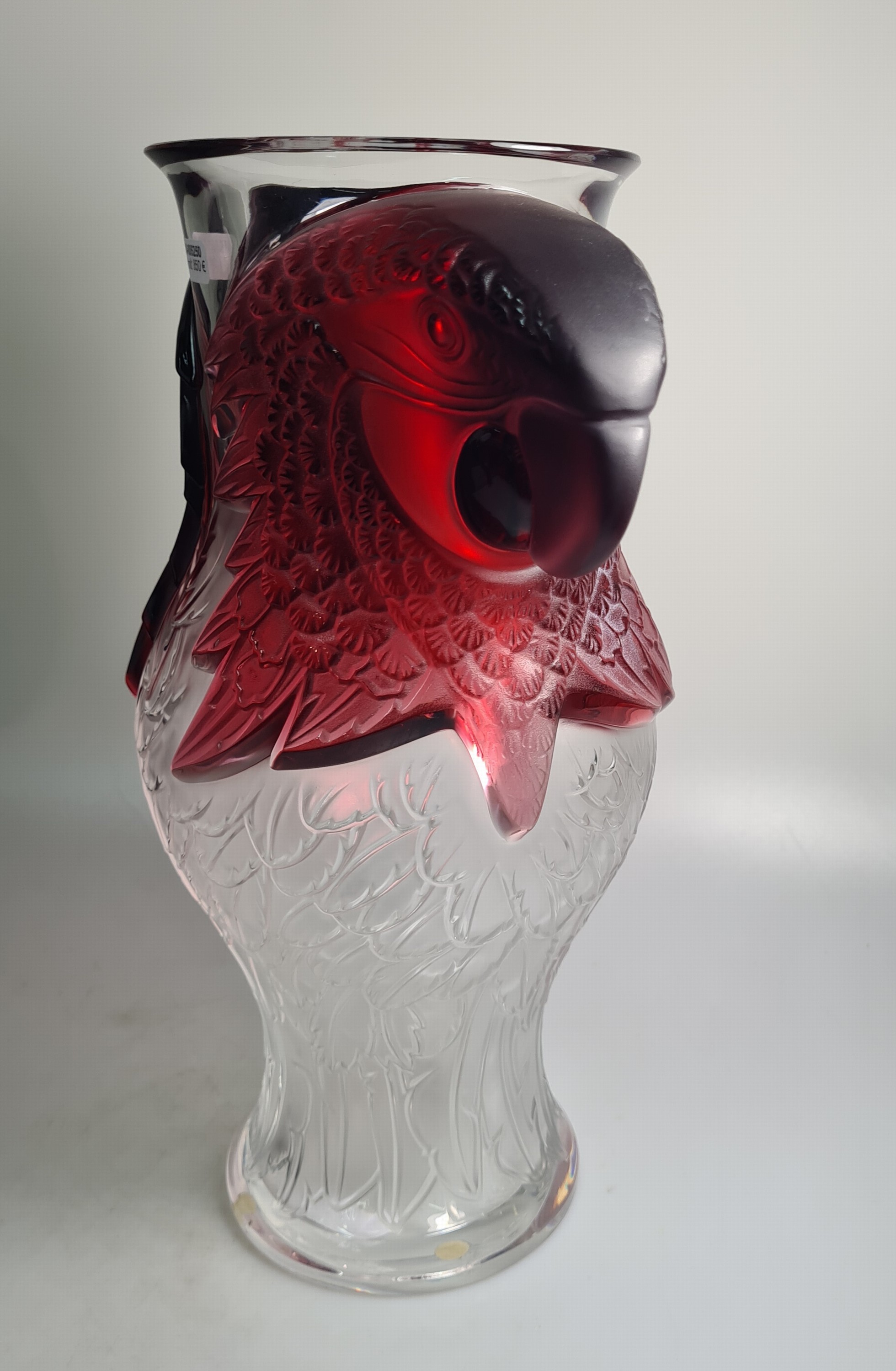 Detail a: Papageienvase, Lalique, 1990er-Jahre, am Boden signiert und nummeriert, Ed. 32/99, farbloses Glas z.T. dunkelrot gefärbt, Reliefdekor in Form von ...