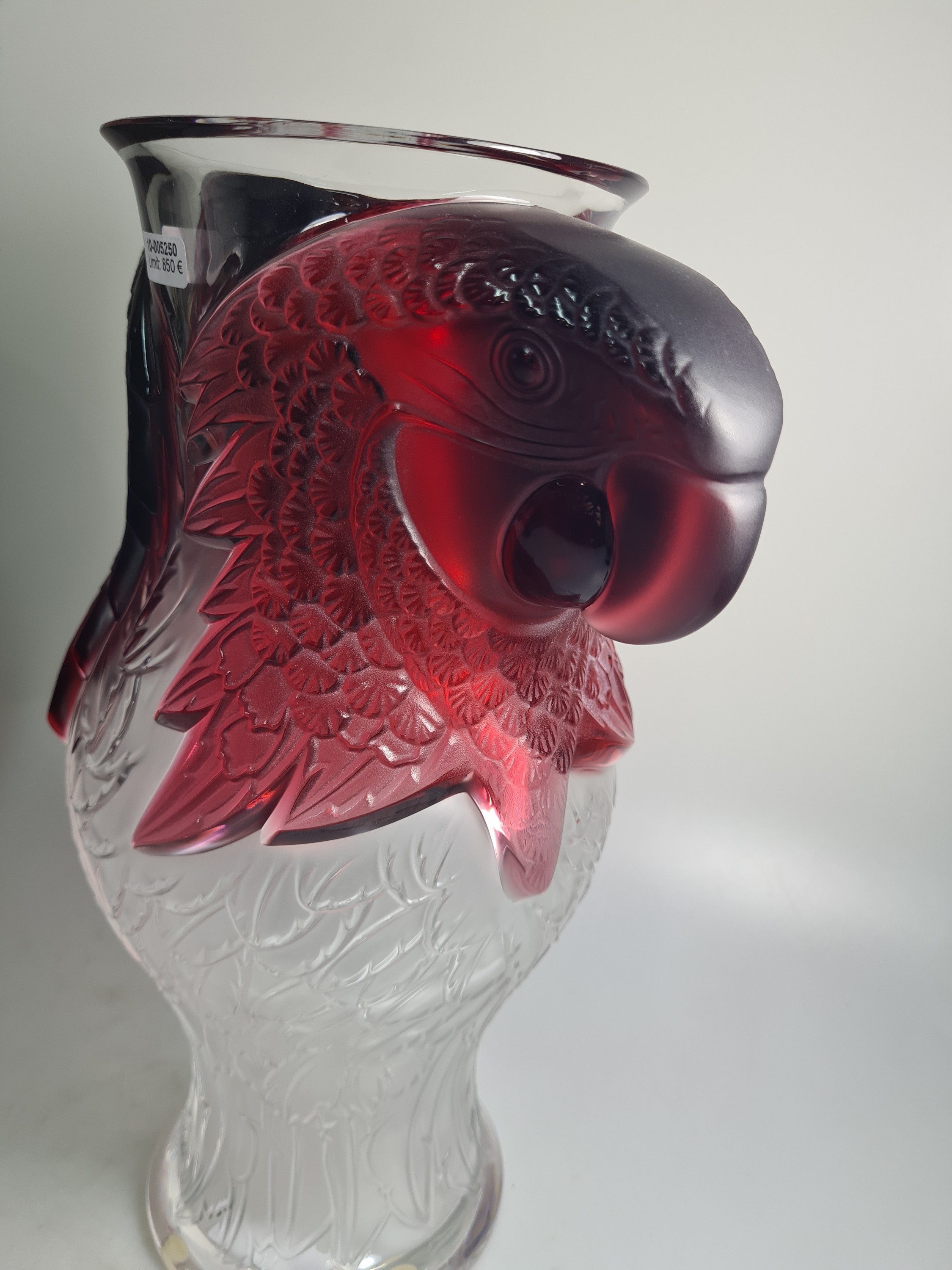 Detail b: Papageienvase, Lalique, 1990er-Jahre, am Boden signiert und nummeriert, Ed. 32/99, farbloses Glas z.T. dunkelrot gefärbt, Reliefdekor in Form von ...