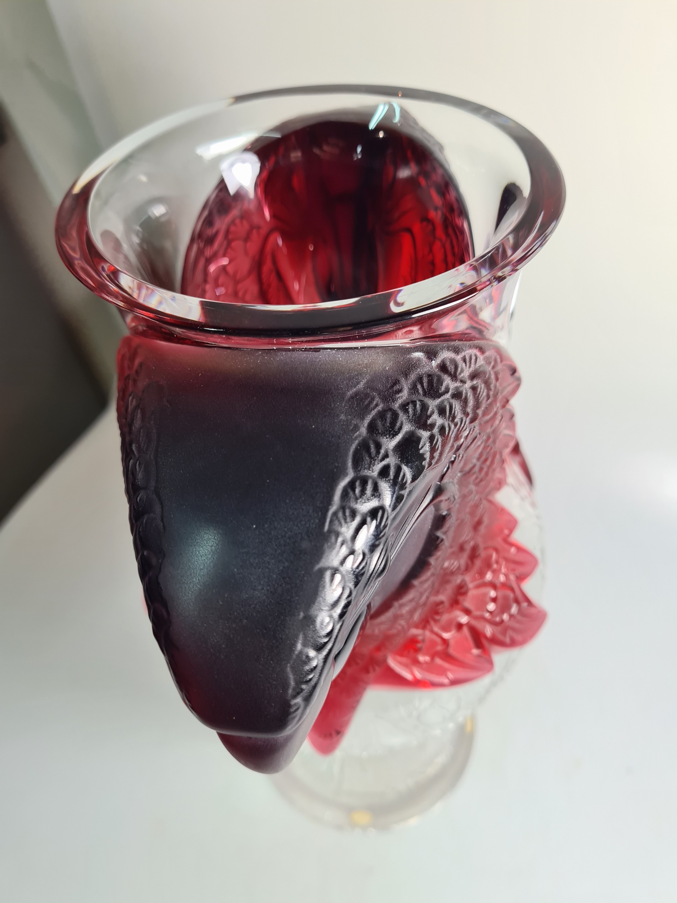 Detail e: Papageienvase, Lalique, 1990er-Jahre, am Boden signiert und nummeriert, Ed. 32/99, farbloses Glas z.T. dunkelrot gefärbt, Reliefdekor in Form von ...