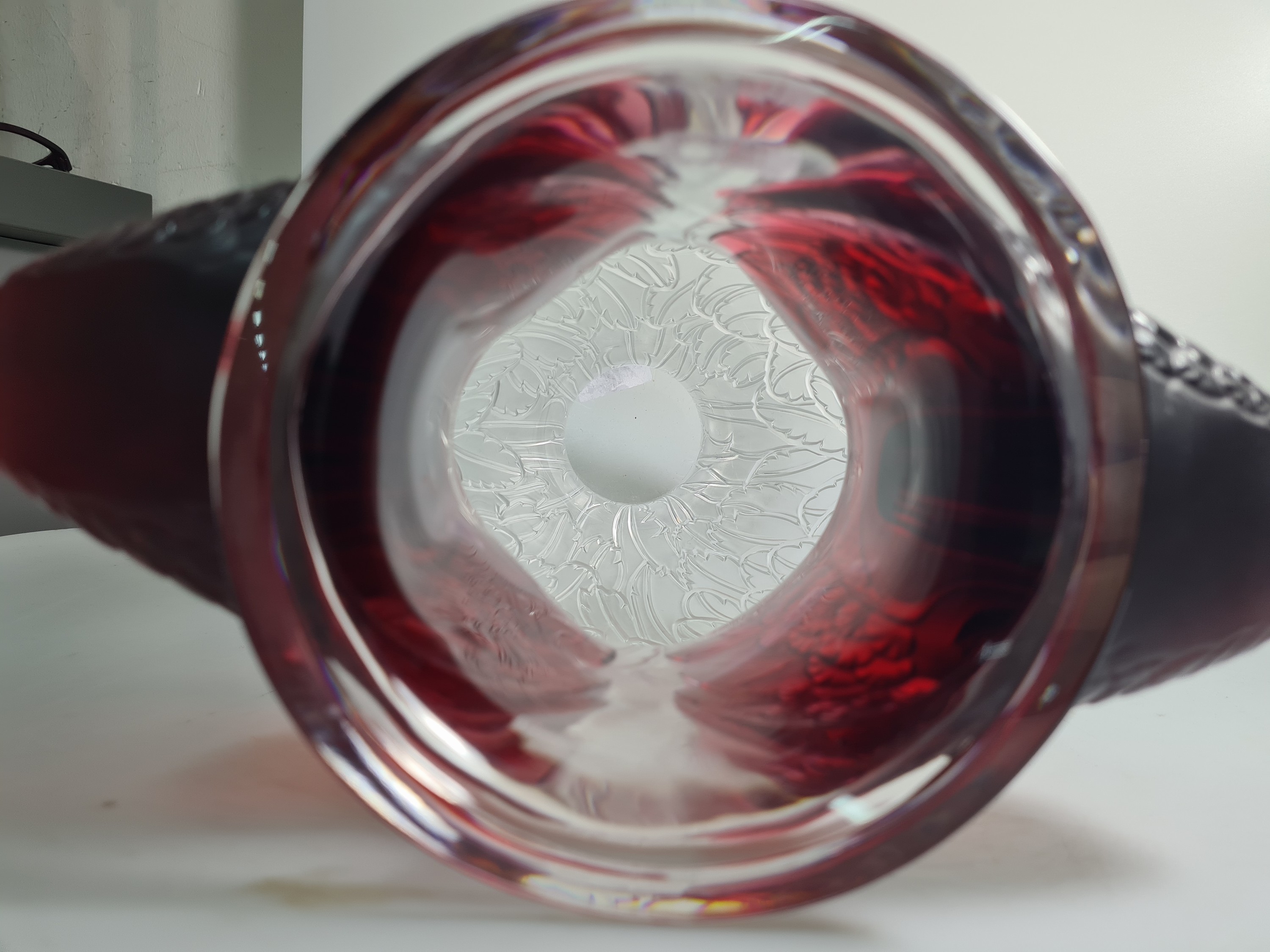 Detail f: Papageienvase, Lalique, 1990er-Jahre, am Boden signiert und nummeriert, Ed. 32/99, farbloses Glas z.T. dunkelrot gefärbt, Reliefdekor in Form von ...