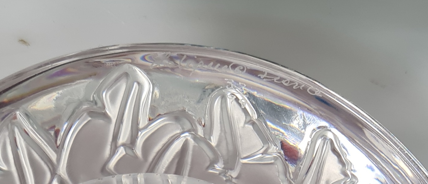 Detail g: Papageienvase, Lalique, 1990er-Jahre, am Boden signiert und nummeriert, Ed. 32/99, farbloses Glas z.T. dunkelrot gefärbt, Reliefdekor in Form von ...