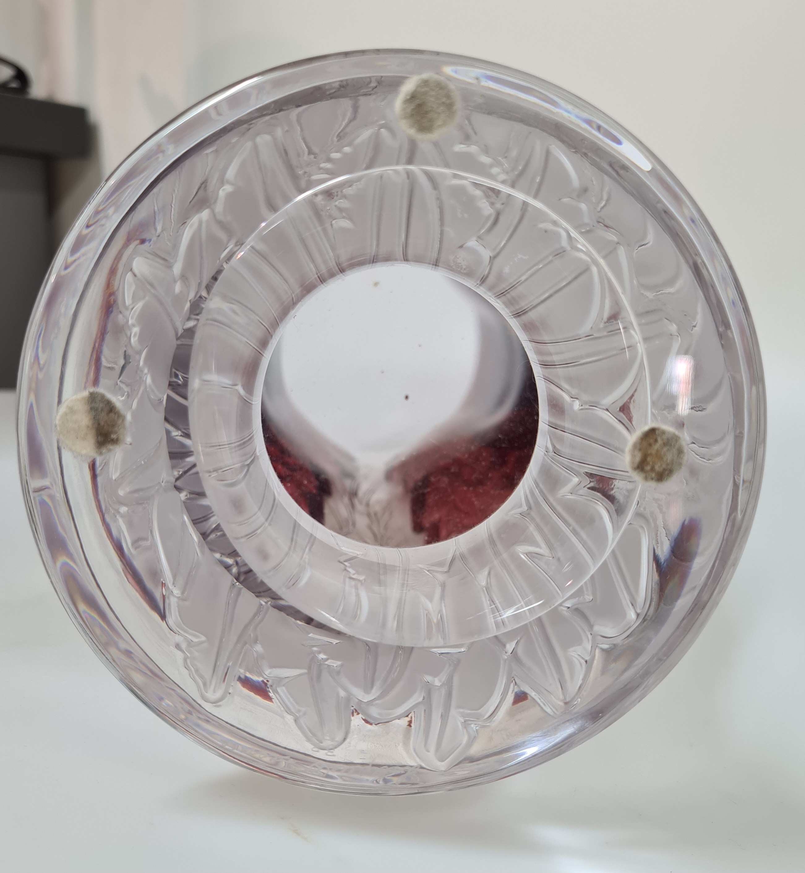 Detail h: Papageienvase, Lalique, 1990er-Jahre, am Boden signiert und nummeriert, Ed. 32/99, farbloses Glas z.T. dunkelrot gefärbt, Reliefdekor in Form von ...