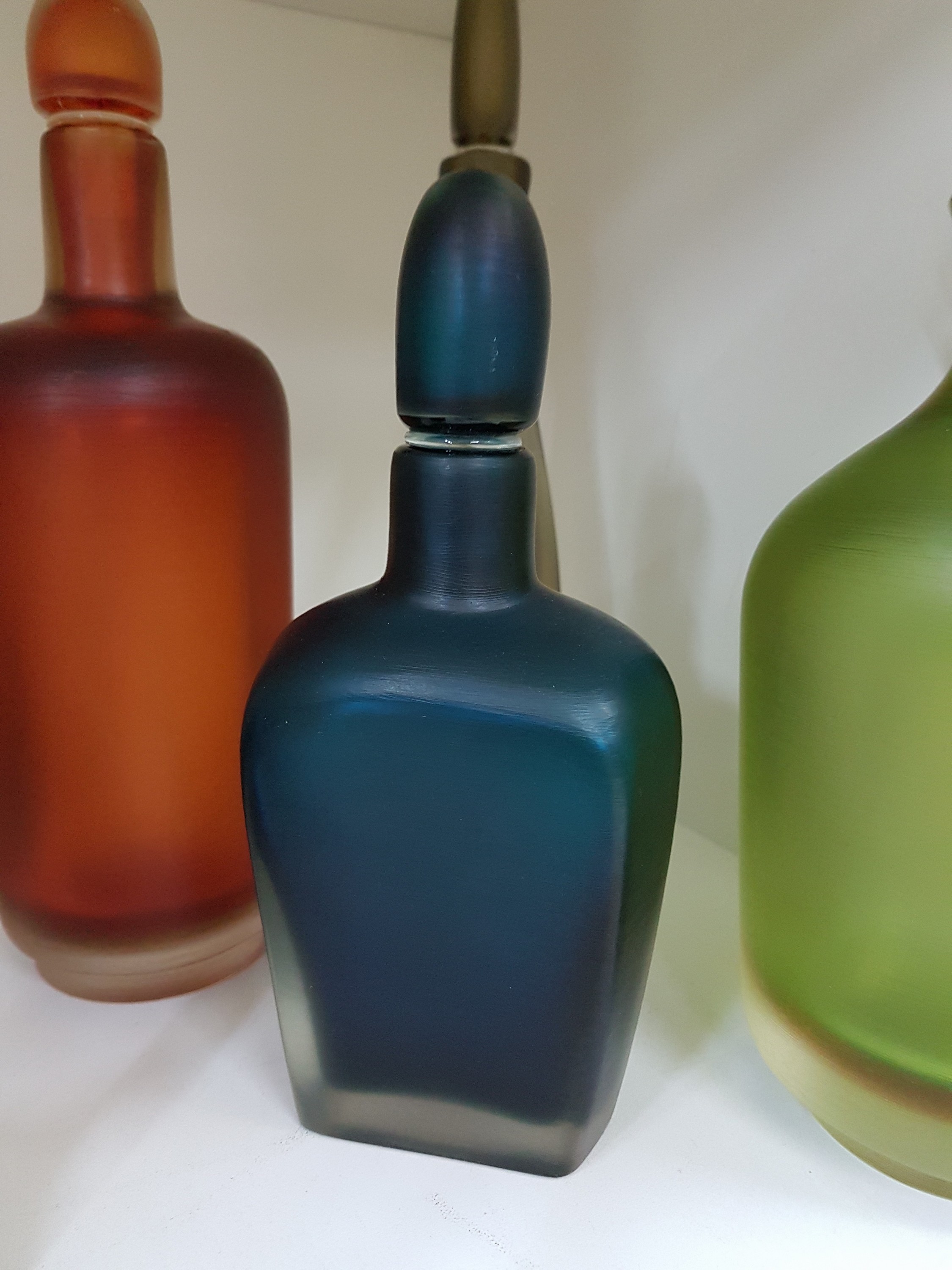 Detail b: Vier Flaschen "Inciso", Venini, Murano, Entw. Paolo Venini (1950er), Ausführung 1990er-Jahre, farbloses Glas, orange mit gelb, dunkelblau ...