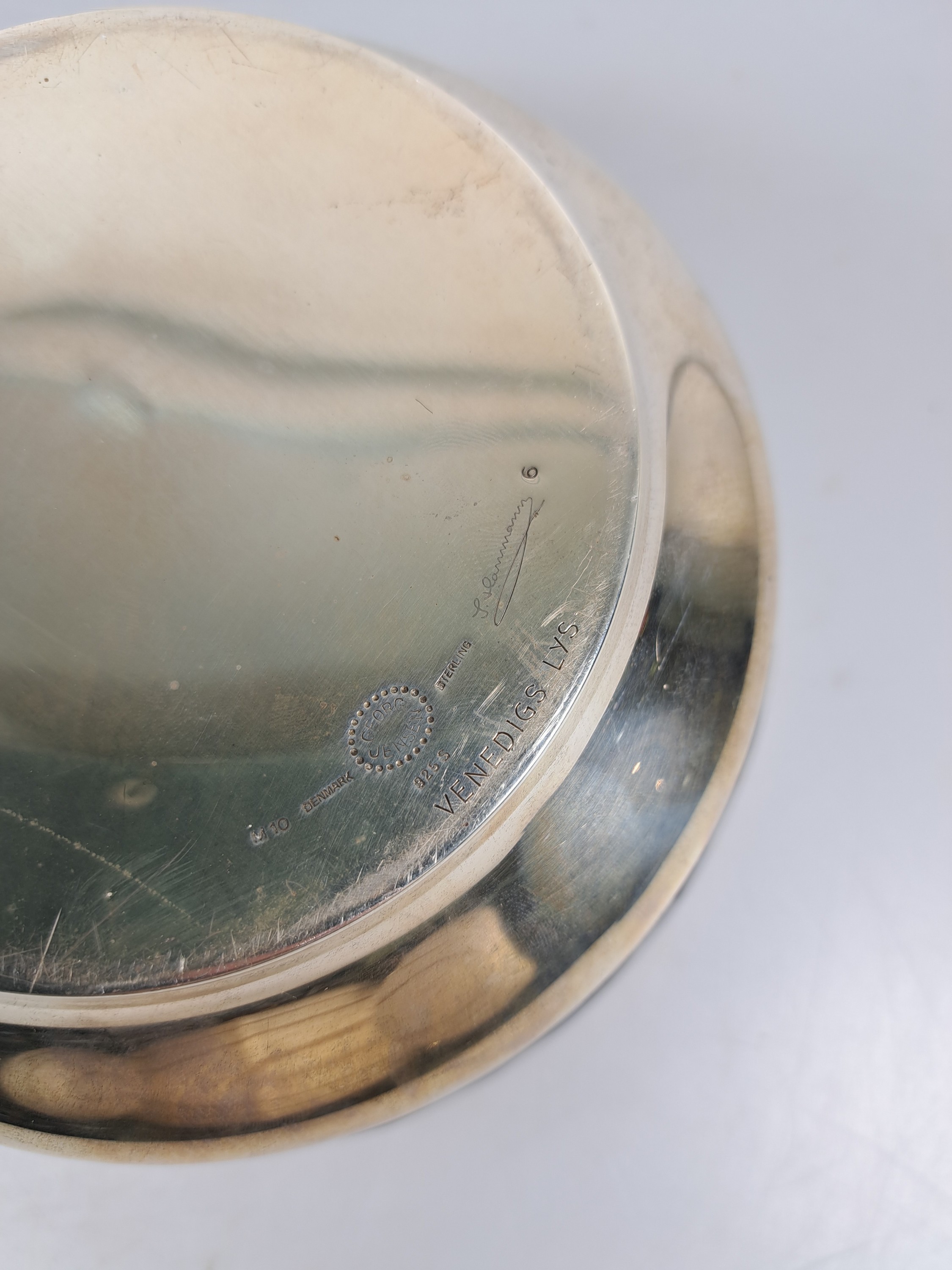 Detail e: Silberschale mit Emaildekor, Georg Jensen, Dänemark, 925er Silber, Silberfond, innen emailliert, emaillierter Wellendekor, Bodenmarken, bez. ...