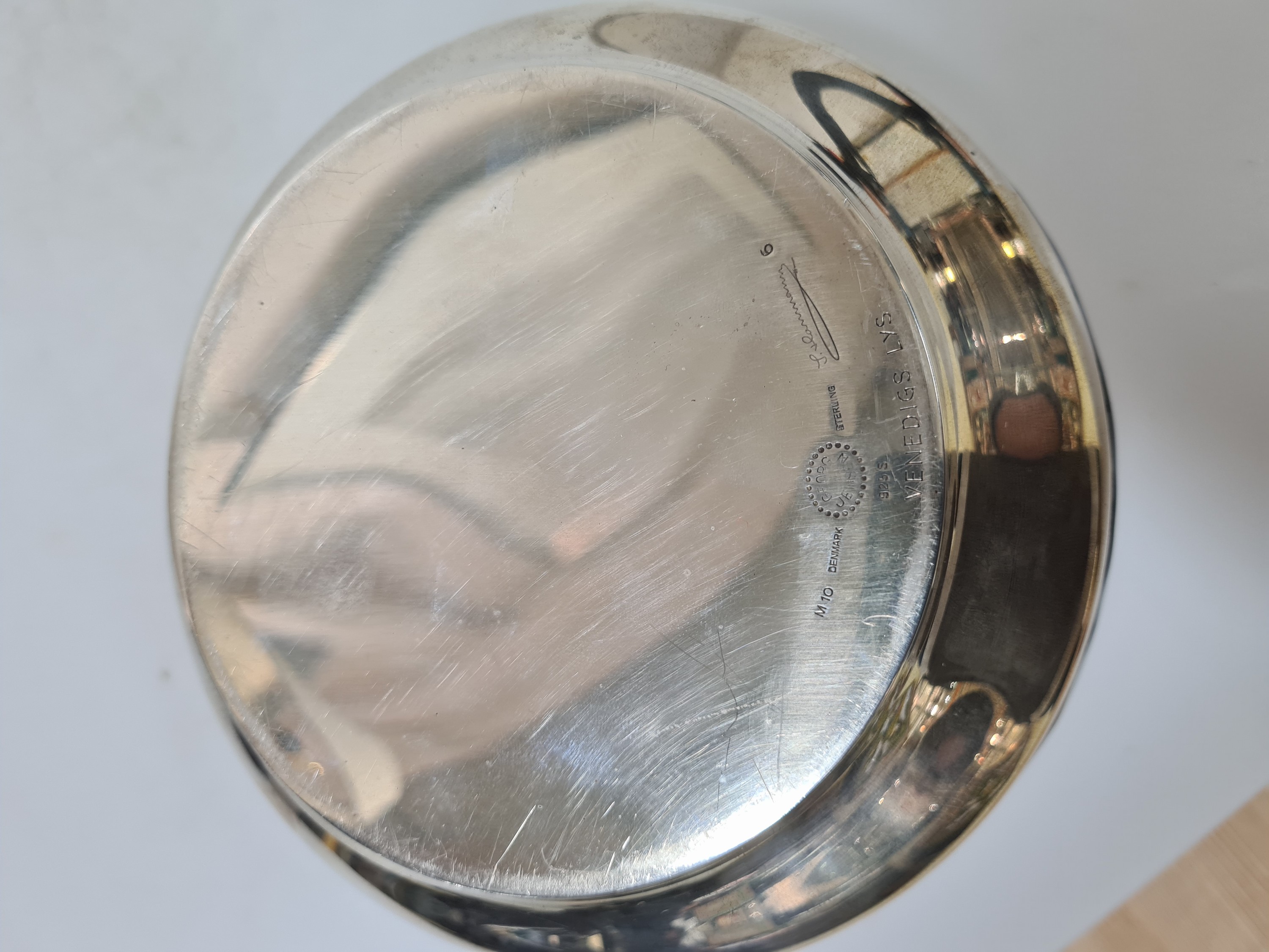 Detail f: Silberschale mit Emaildekor, Georg Jensen, Dänemark, 925er Silber, Silberfond, innen emailliert, emaillierter Wellendekor, Bodenmarken, bez. ...
