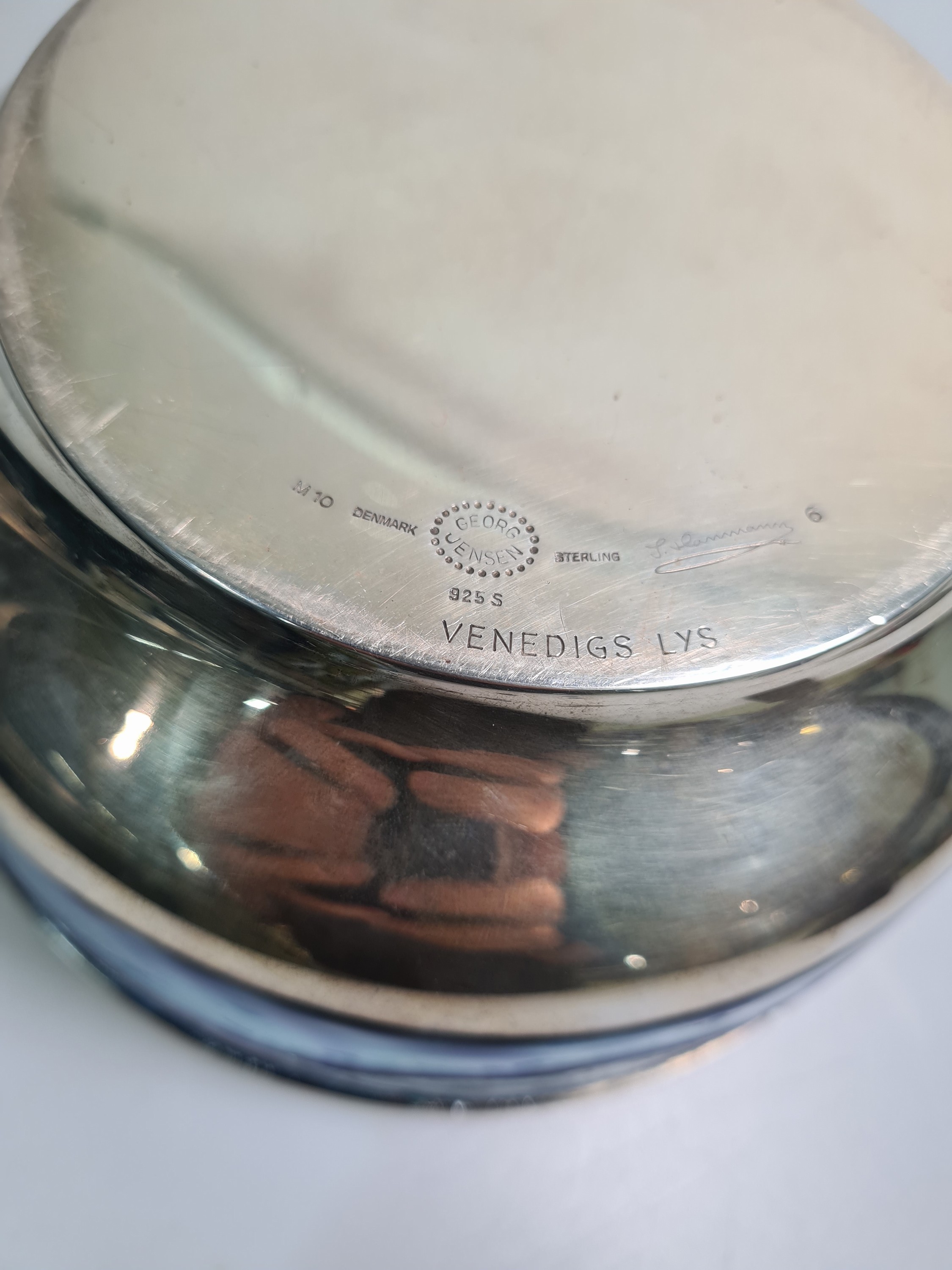 Detail g: Silberschale mit Emaildekor, Georg Jensen, Dänemark, 925er Silber, Silberfond, innen emailliert, emaillierter Wellendekor, Bodenmarken, bez. ...