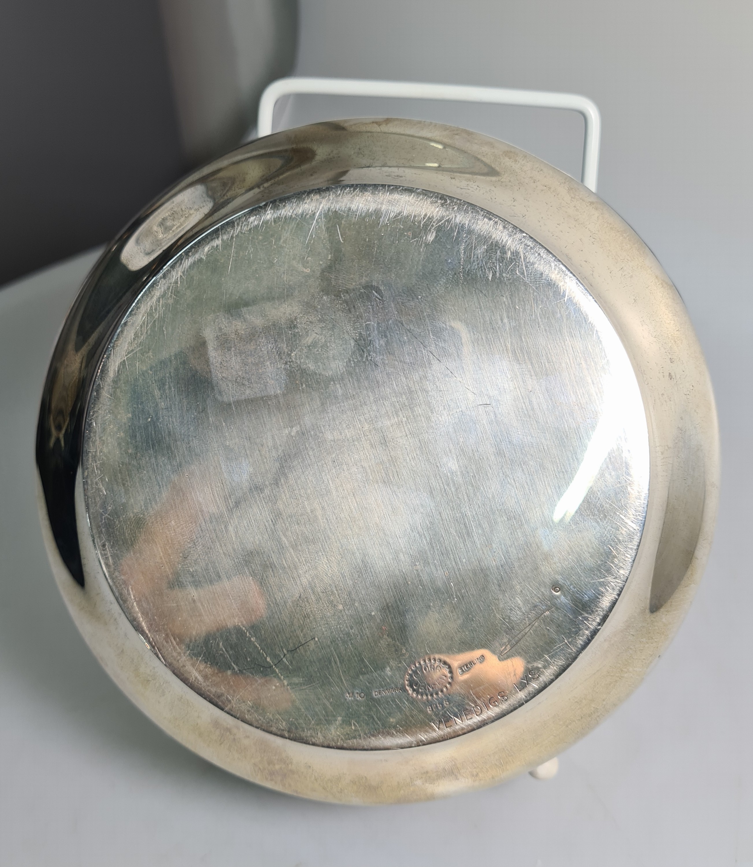 Detail h: Silberschale mit Emaildekor, Georg Jensen, Dänemark, 925er Silber, Silberfond, innen emailliert, emaillierter Wellendekor, Bodenmarken, bez. ...