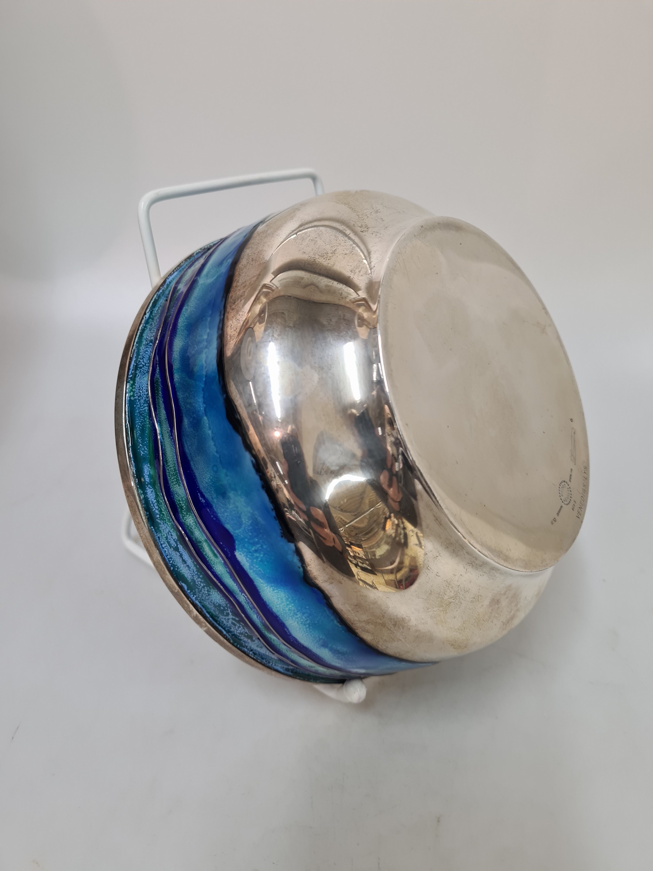 Detail i: Silberschale mit Emaildekor, Georg Jensen, Dänemark, 925er Silber, Silberfond, innen emailliert, emaillierter Wellendekor, Bodenmarken, bez. ...