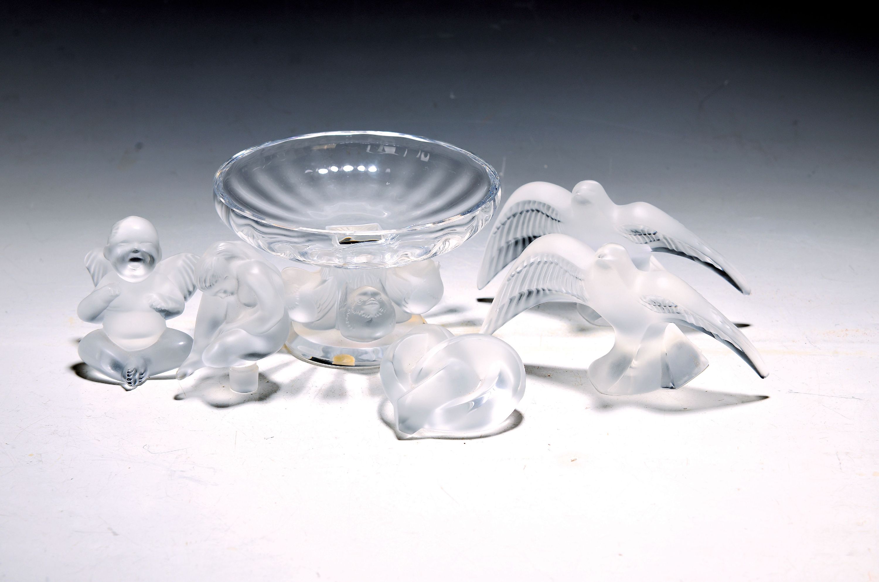 Image 26989964 - 5 Zierobjekte aus Glas, Lalique, Frankreich, farbloses Glas, mattiert, 2 Schwalben H. ...