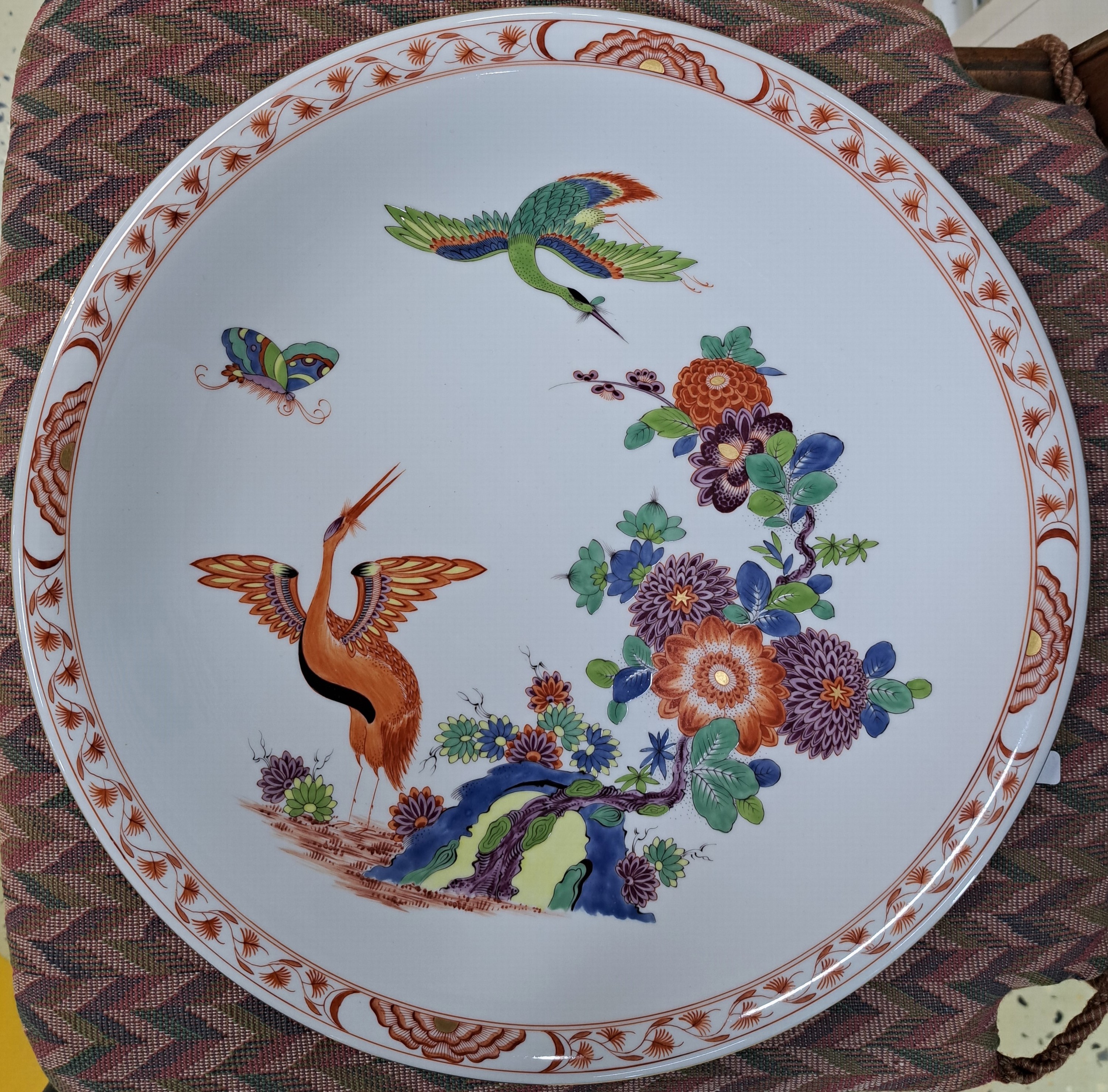Detail a: Platte, Meissen, 2.Hälfte 20.Jh. Alte indische Blumen- und Kranichmalerei 61, Porzellan, handbemalt, Goldrand, D. 31 cm