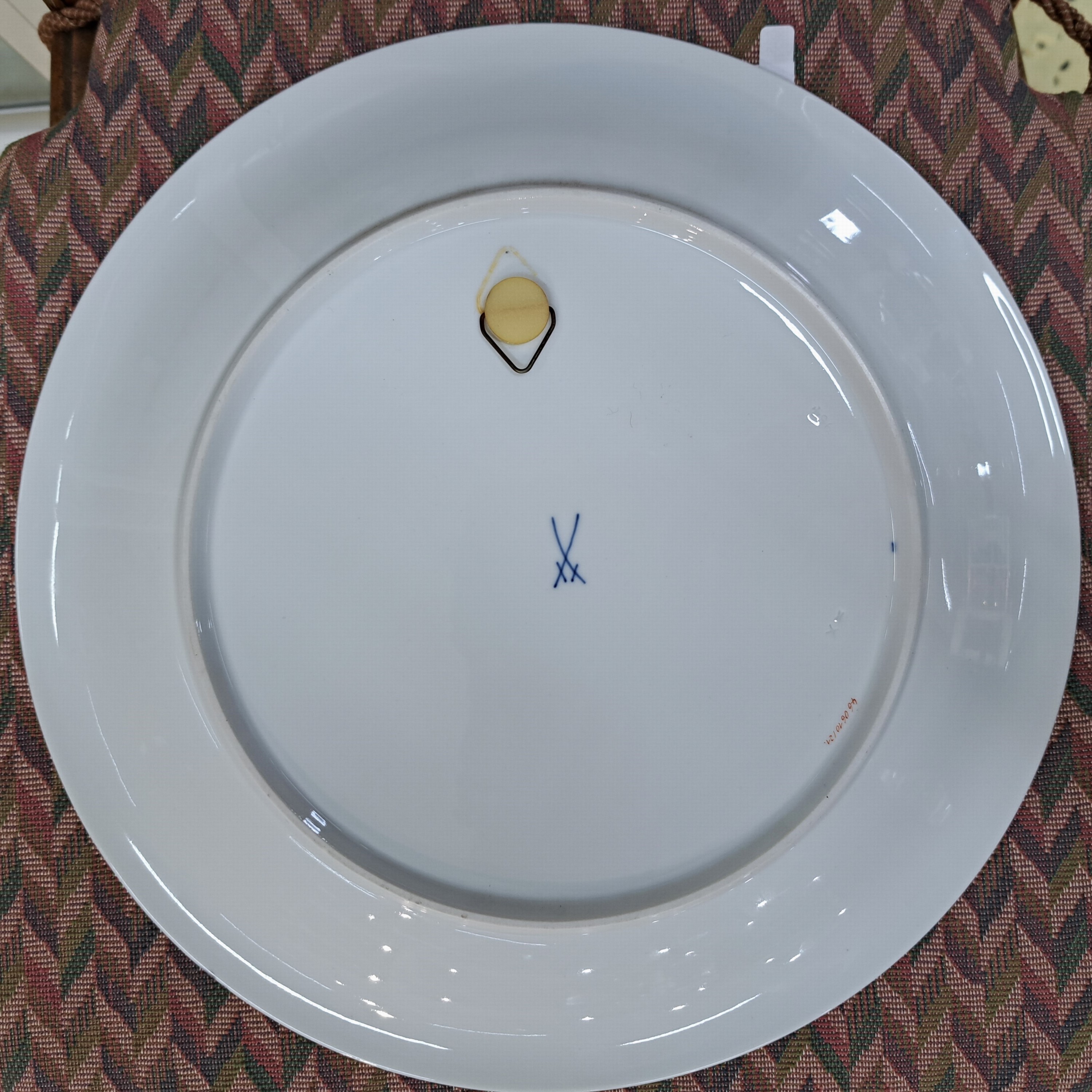 Detail b: Platte, Meissen, 2.Hälfte 20.Jh. Alte indische Blumen- und Kranichmalerei 61, Porzellan, handbemalt, Goldrand, D. 31 cm