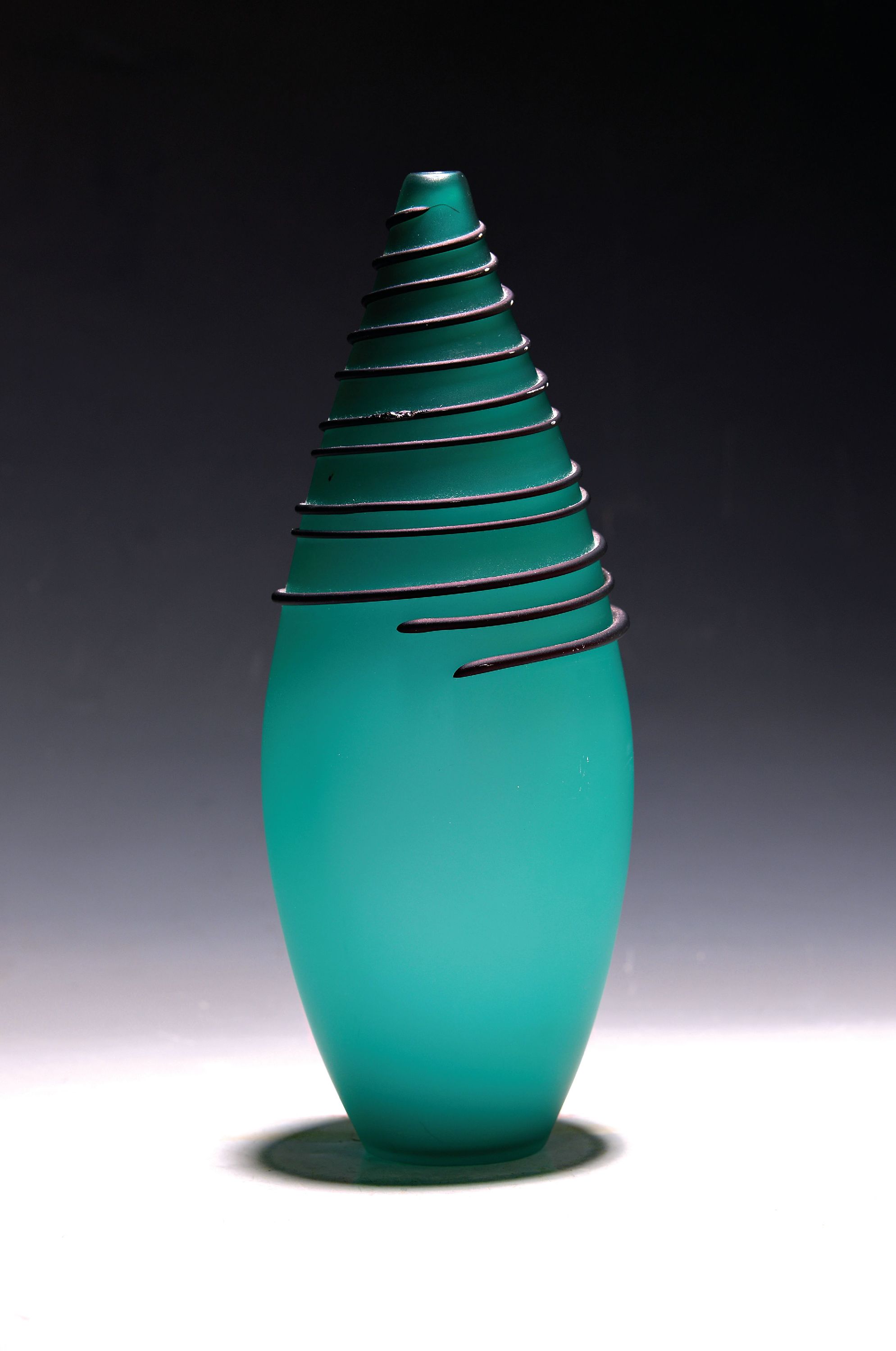 Image 26989969 - Ziervase mit Liniendekor, Murano, 2.Hälfte 20. Jh., farbloses Glas, türkisgrün ...