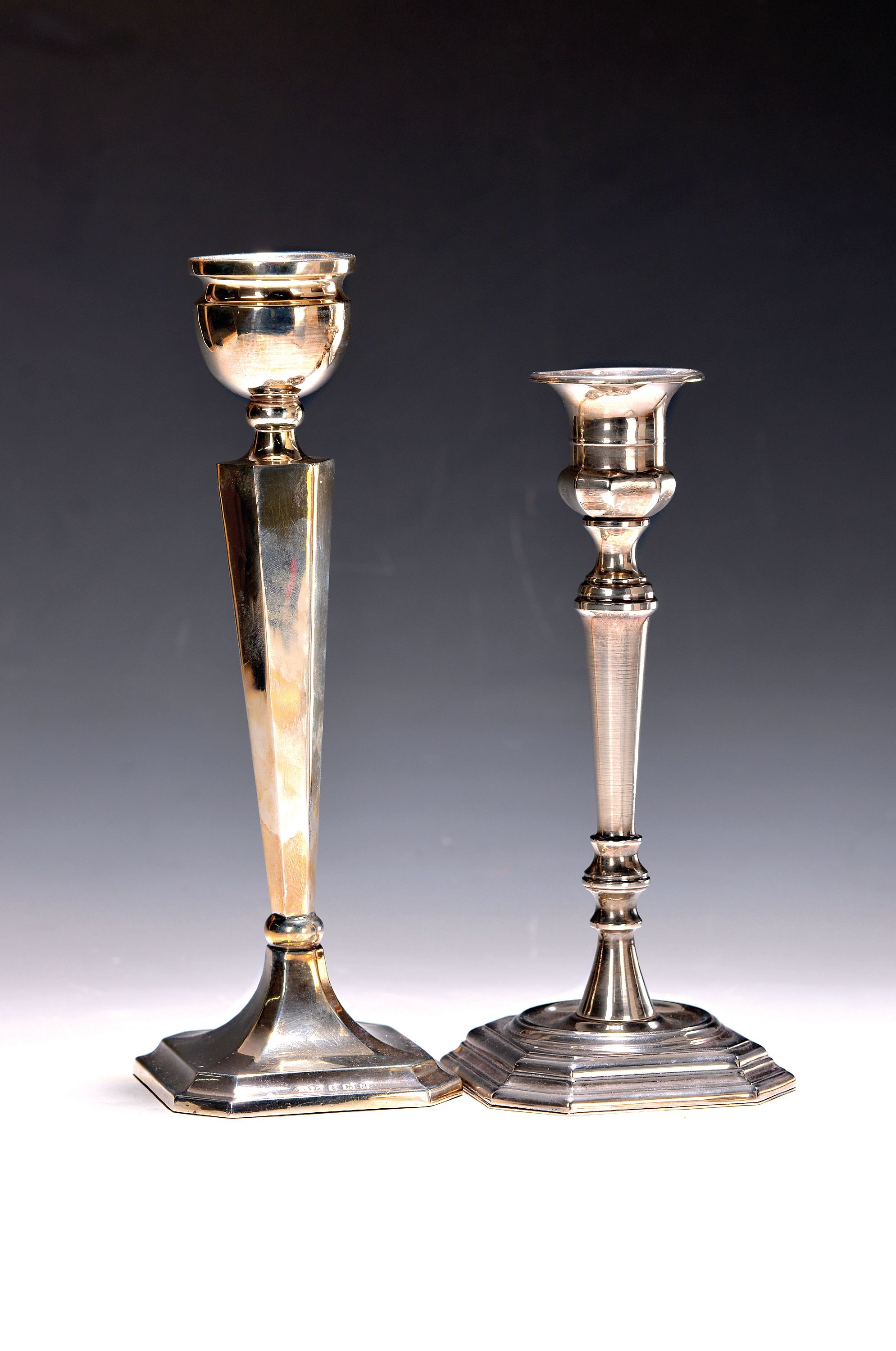 Zwei Kerzenhalter, 1x Birmingham, 1936, 1x Silber gefüllt, ca. 292g, H. 25 cm; 1x versilbert, OLRI, H. 22 cm
