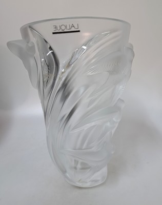 26989910b - Vase ´Martinets´, Lalique, Frankreich, farbloses Glas, partiell satiniert, Dekor mit ...