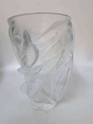 26989910c - Vase ´Martinets´, Lalique, Frankreich, farbloses Glas, partiell satiniert, Dekor mit ...